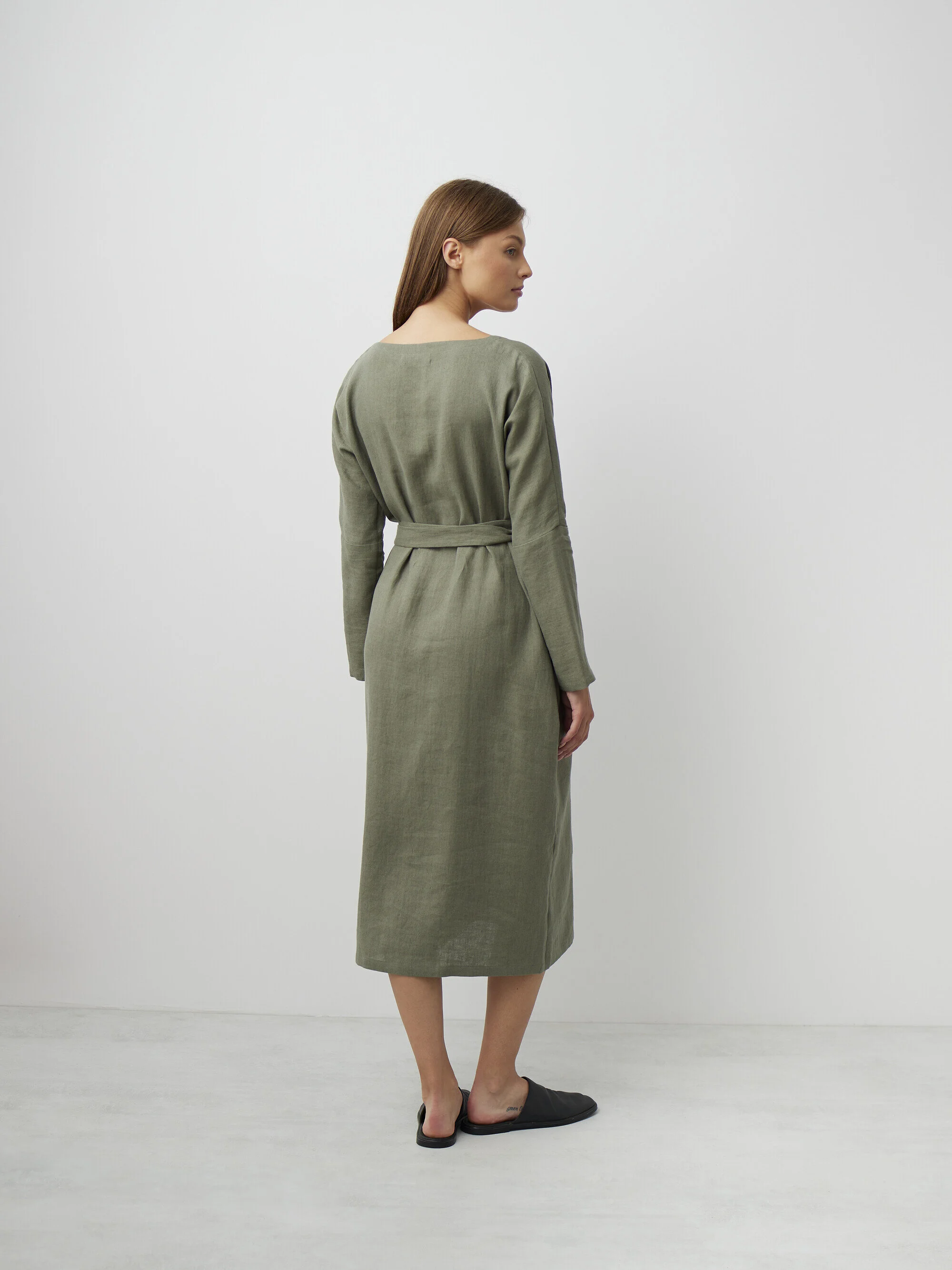 Bild 6 von DAWN Leinenkleid Midi & Maxi in Sage Green, you can also choose other colors above von Love and Confuse