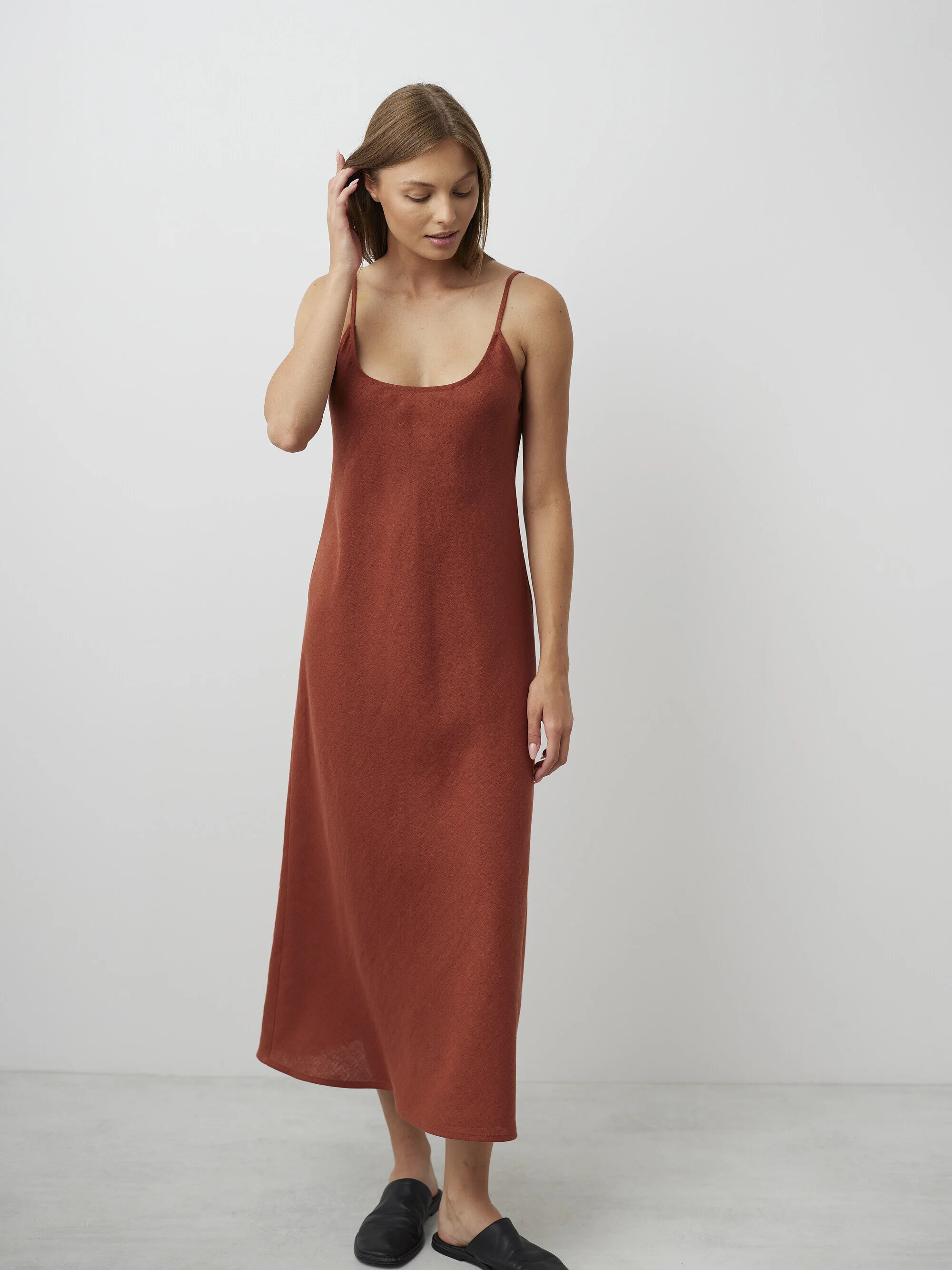 Bild 4 von DIORA - Figurbetontes Midikleid aus Leinen in Rust, you can also choose other colors above von Love and Confuse