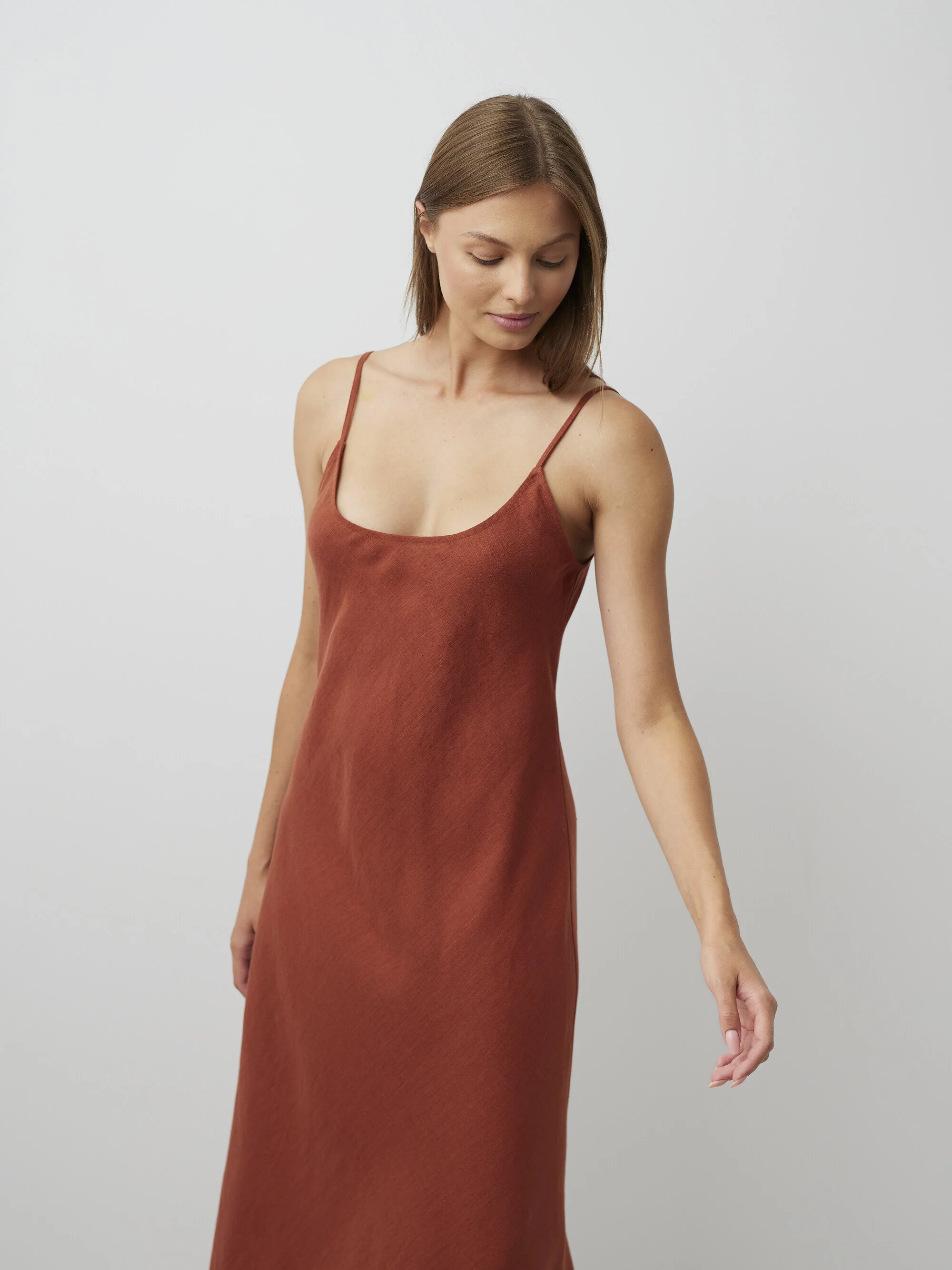 Bild 5 von DIORA - Figurbetontes Midikleid aus Leinen in Rust, you can also choose other colors above von Love and Confuse