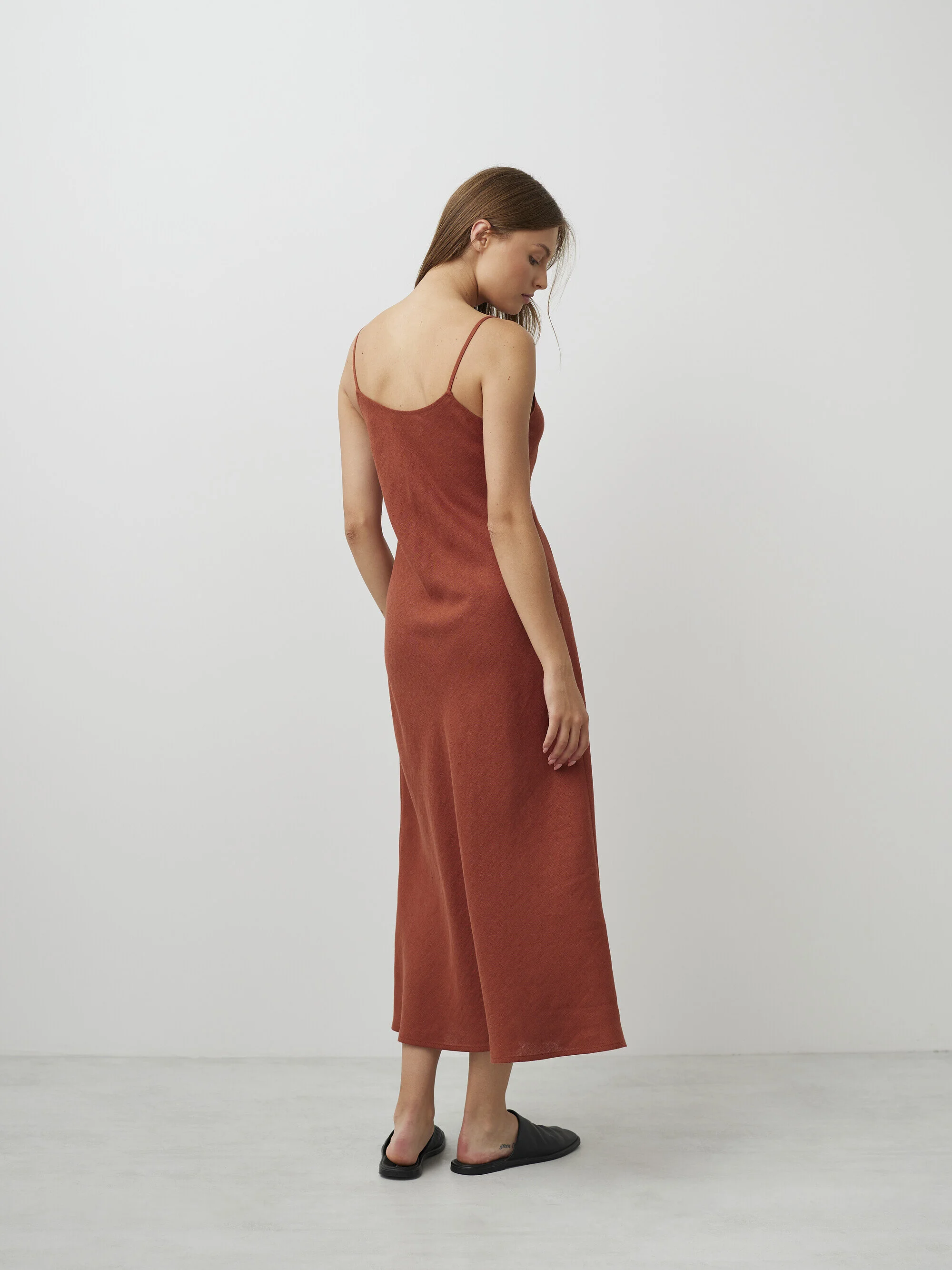 Bild 6 von DIORA - Figurbetontes Midikleid aus Leinen in Rust, you can also choose other colors above von Love and Confuse
