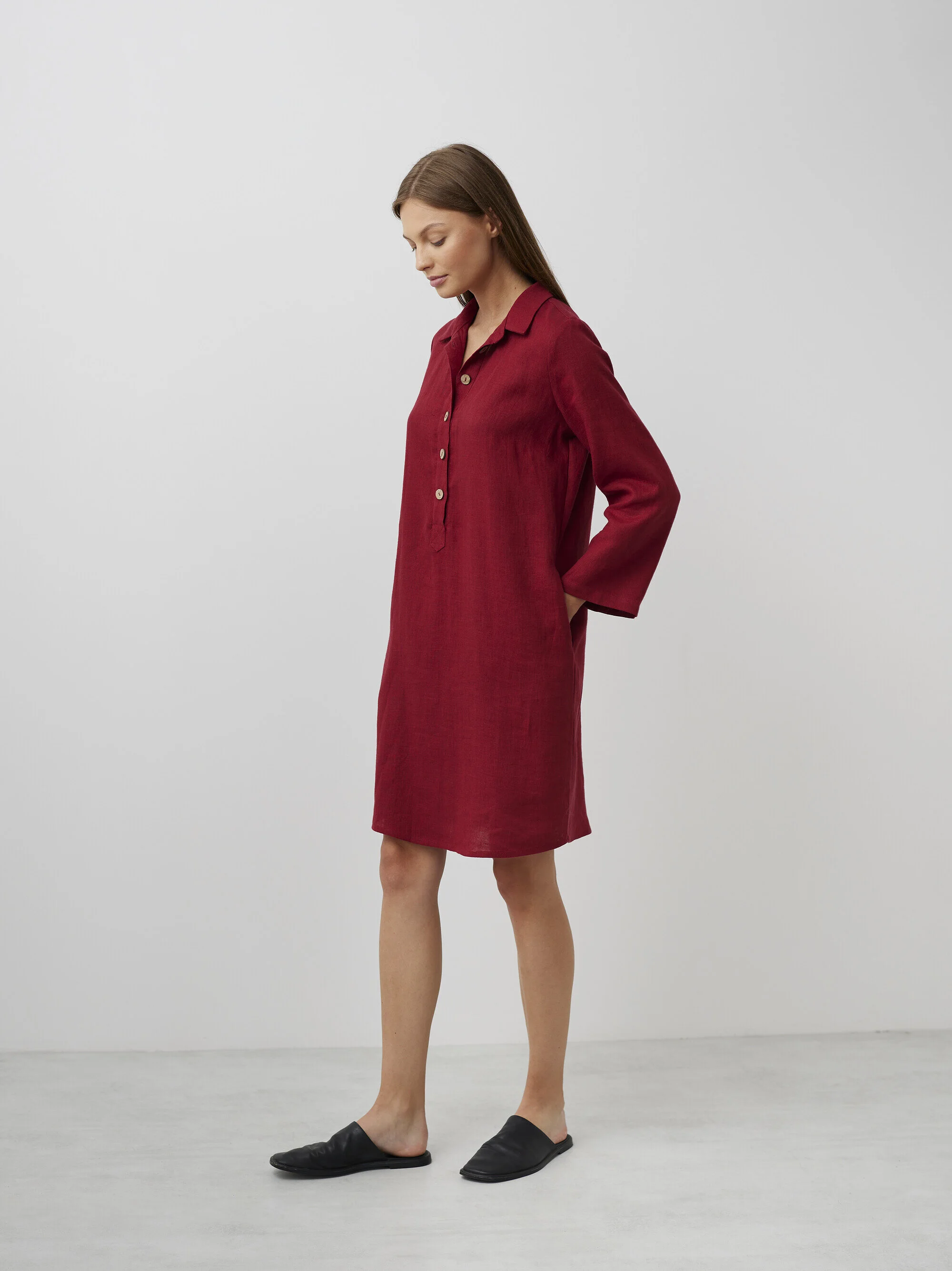 Bild 3 von GIANNA Leinen Tunika Kleid in Cherry Red, you can also choose other colors above von Love and Confuse