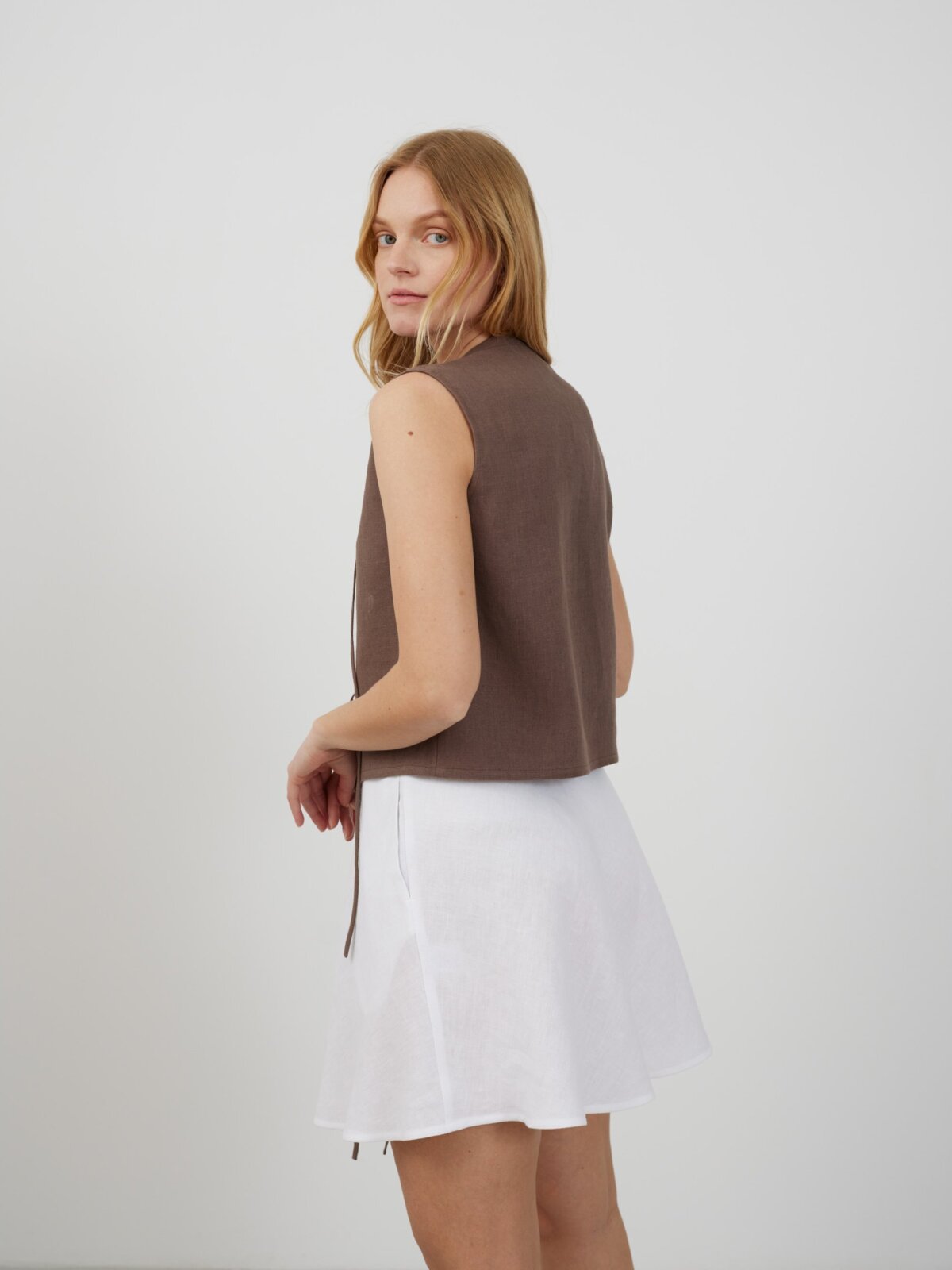 Bild 4 von HEIDI Leinentop mit Bindeverschluss in Kakao von Love and Confuse
