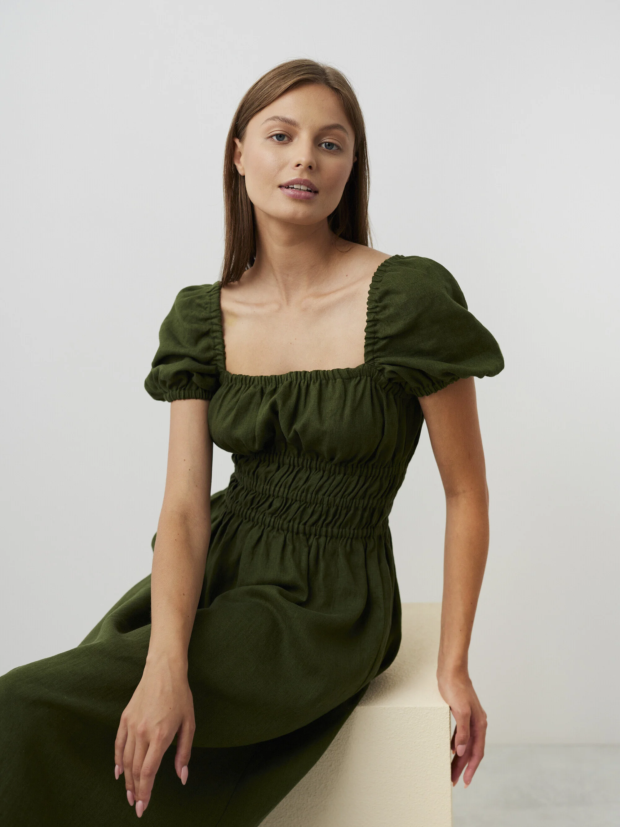 Bild 1 von HOLIDAY Leinenkleid mit Puffärmeln in Forest Green, you can also choose other colors above von Love and Confuse
