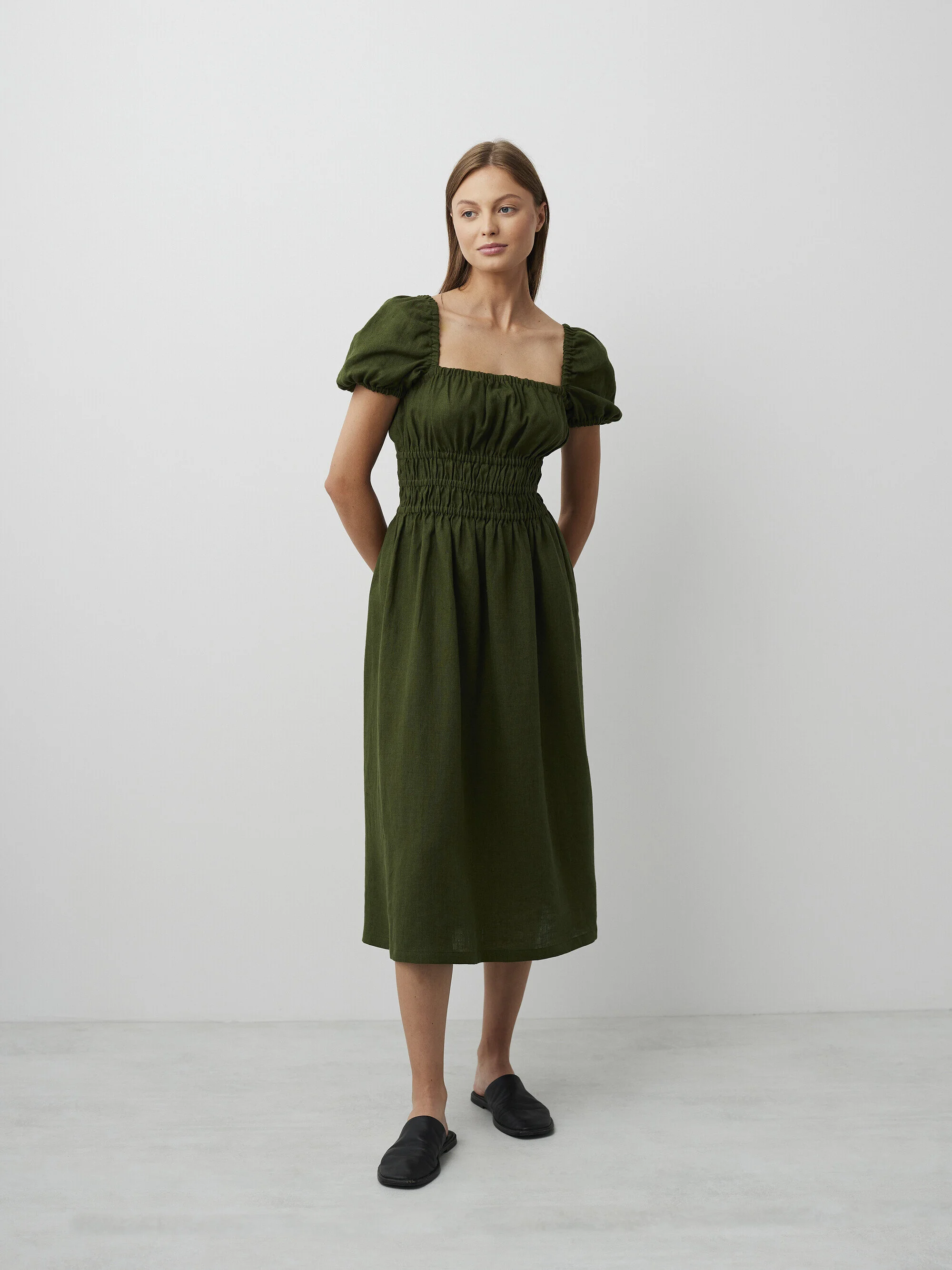 Bild 4 von HOLIDAY Leinenkleid mit Puffärmeln in Forest Green, you can also choose other colors above von Love and Confuse