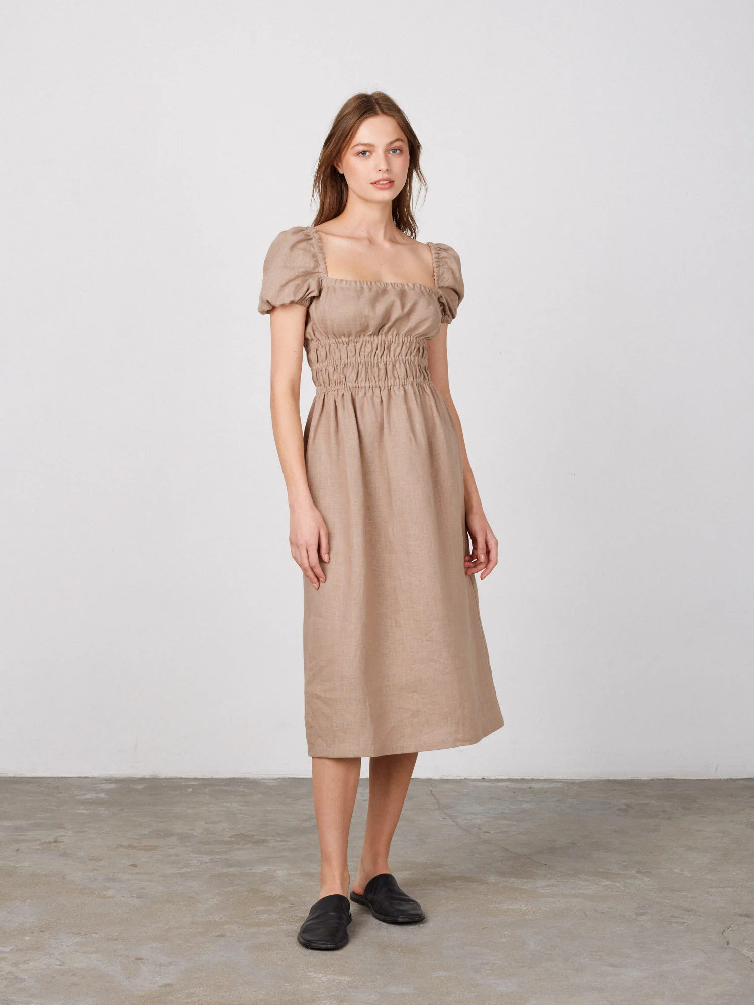 Bild 2 von HOLIDAY Leinenkleid mit Puffärmeln in Sand Brown, you can also choose other colors above von Love and Confuse