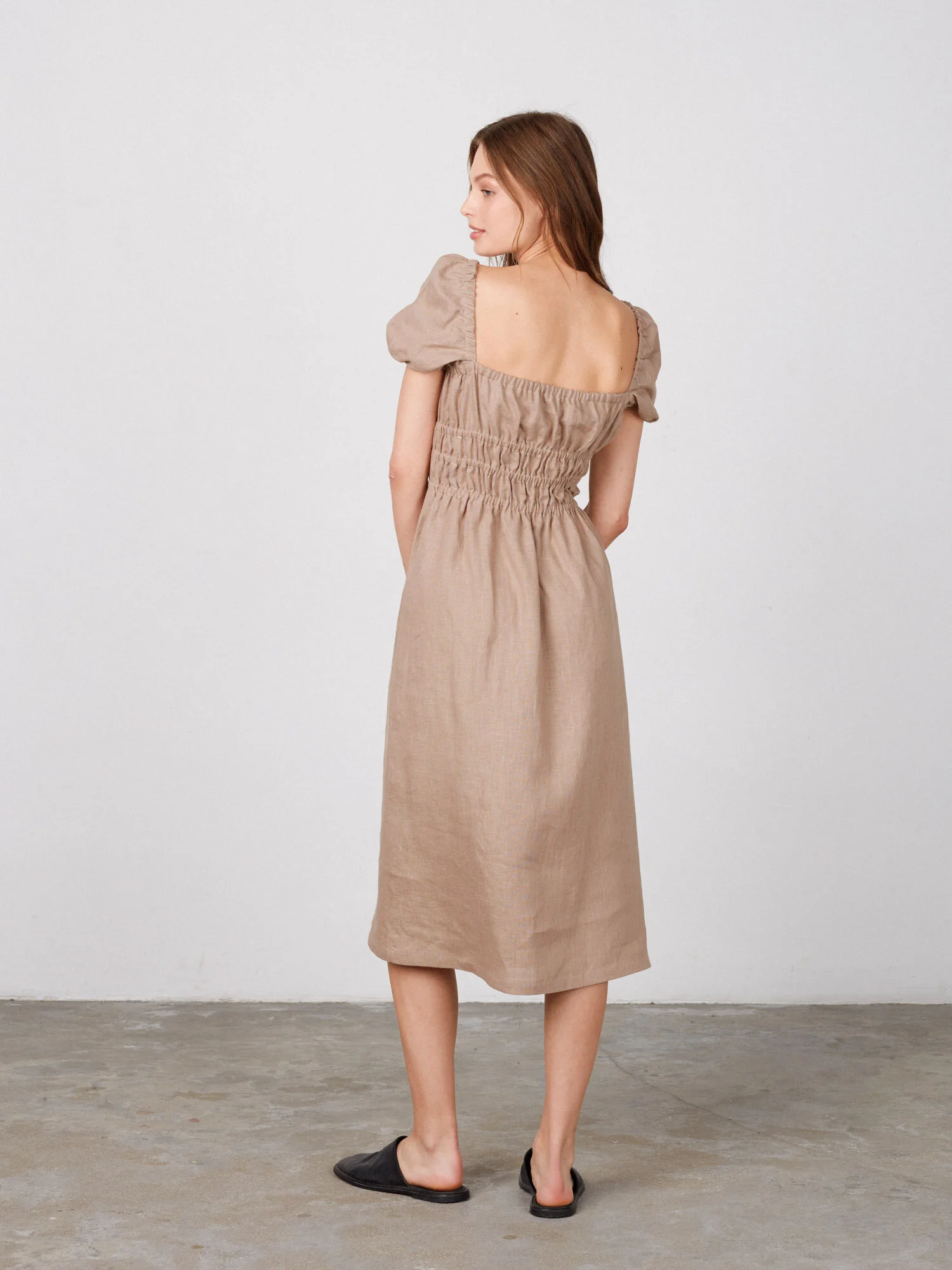Bild 4 von HOLIDAY Leinenkleid mit Puffärmeln in Sand Brown, you can also choose other colors above von Love and Confuse
