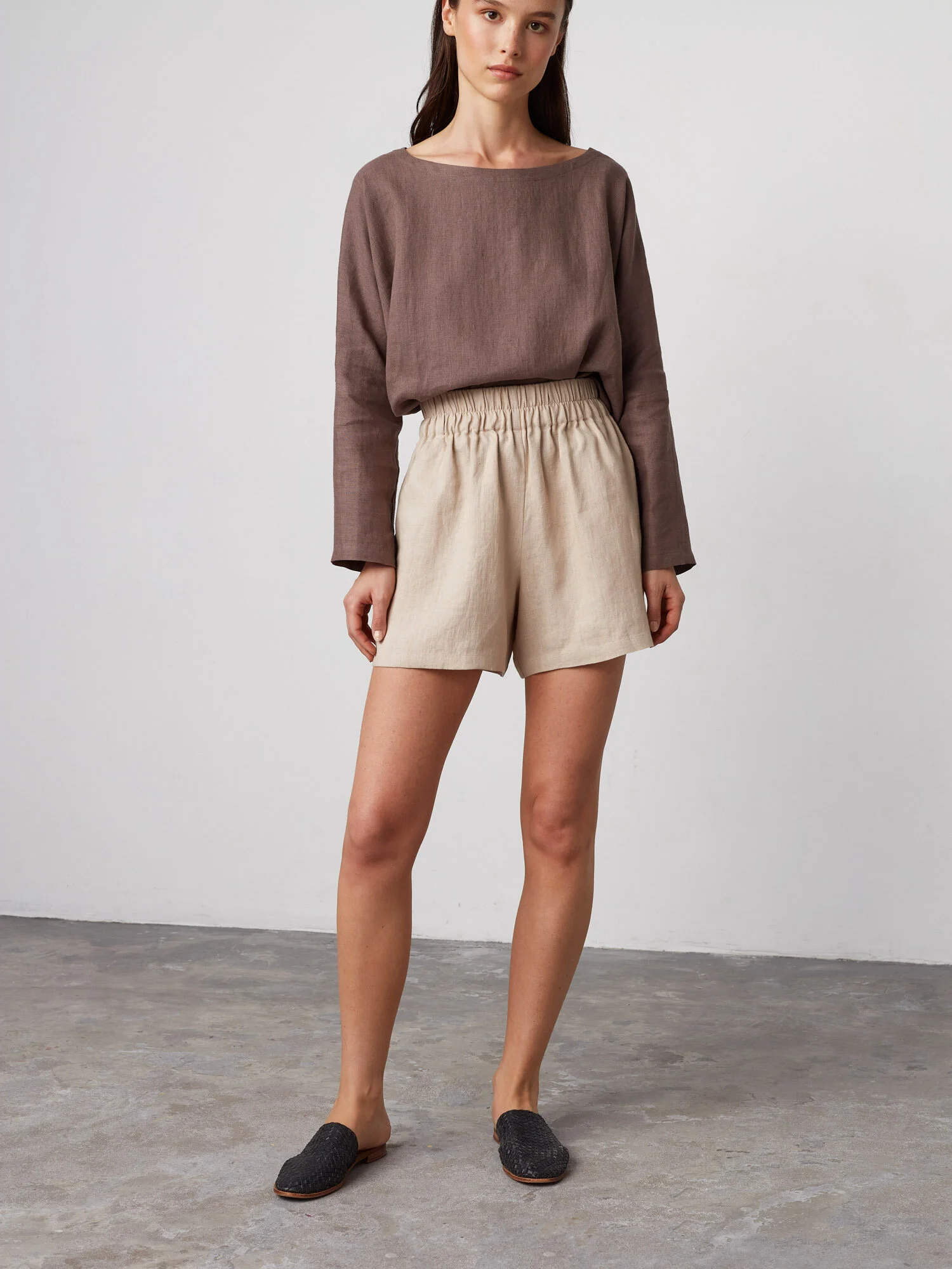 Bild 2 von ISLA - Hochgeschnittene Leinen Shorts in Beige, you can also choose other colors above von Love and Confuse