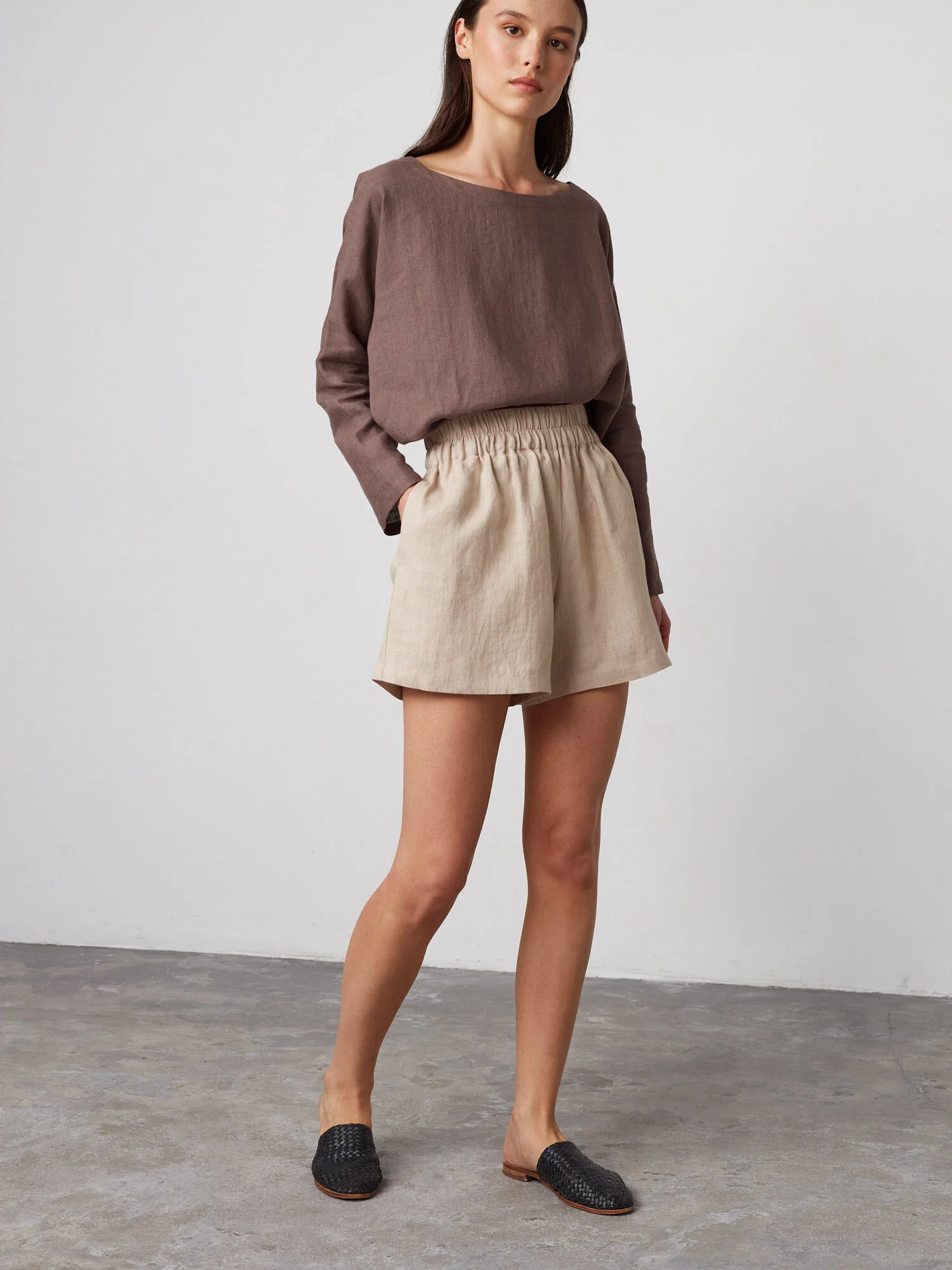 Bild 3 von ISLA - Hochgeschnittene Leinen Shorts in Beige, you can also choose other colors above von Love and Confuse