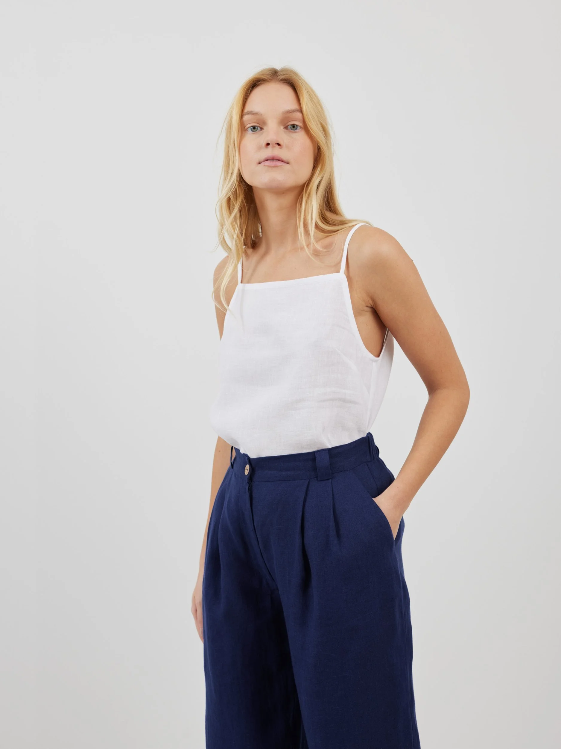 Bild 2 von JAMES - Elegante Leinenhose in Marineblau von Love and Confuse