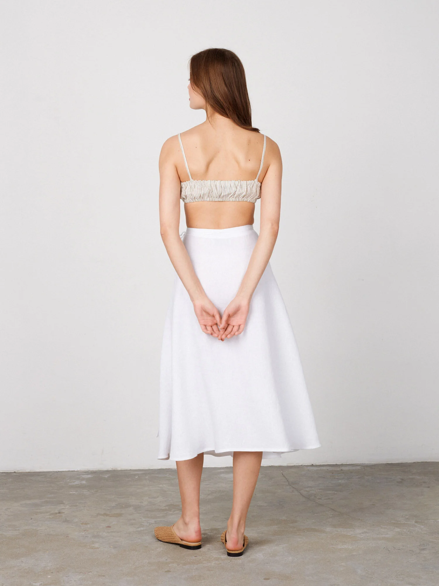 Bild 4 von KENZIE Leinen Wickelrock in White, you can also choose other colors above von Love and Confuse