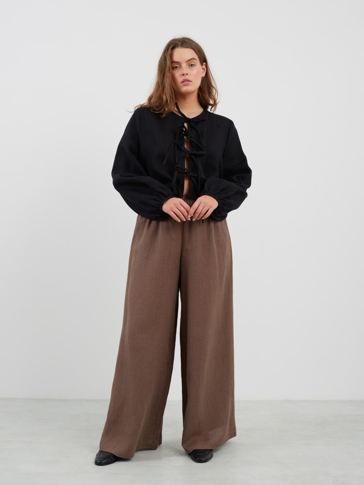 Bild 2 von KOA Leinentop mit Knotenverschluss in Heavy Black von Love and Confuse