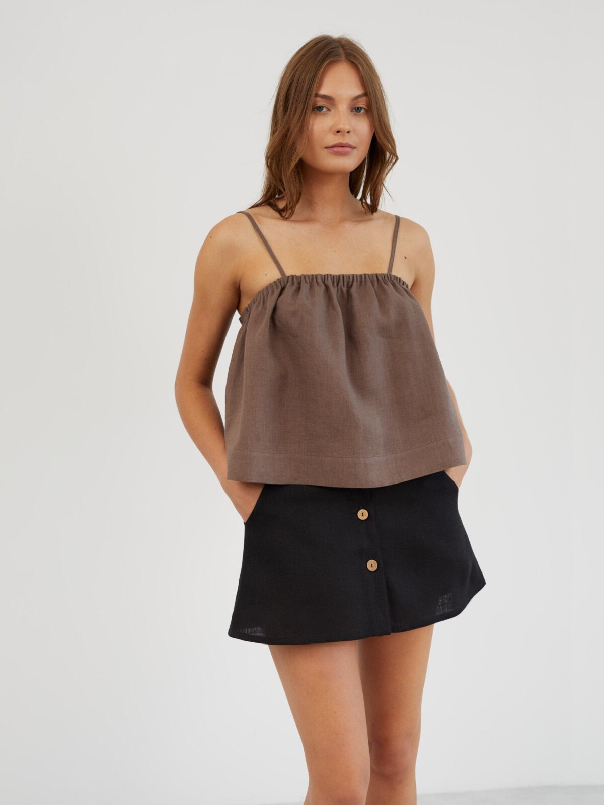 NICOLE lyhyt pellavatoppi Suklaanruskea — takaa