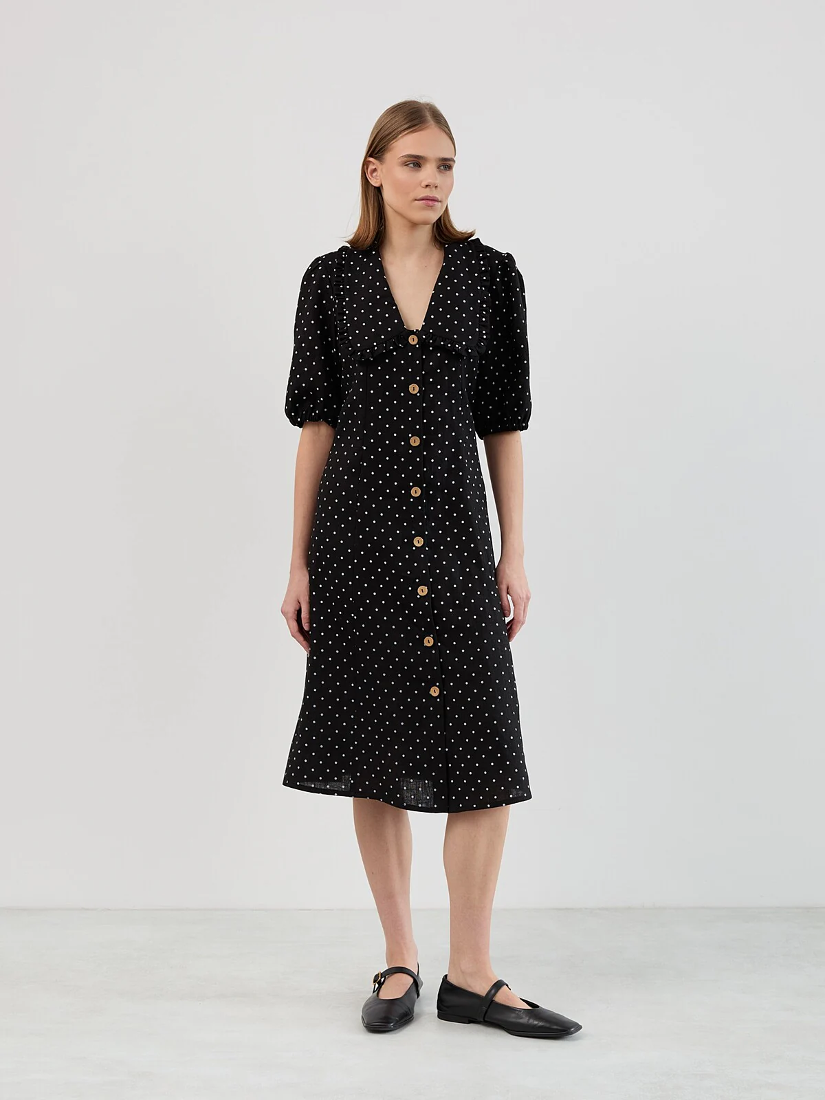 AUBREY pellavapaitamekko mustassa pilkkukuosissa edestä — kokopituinen napitus