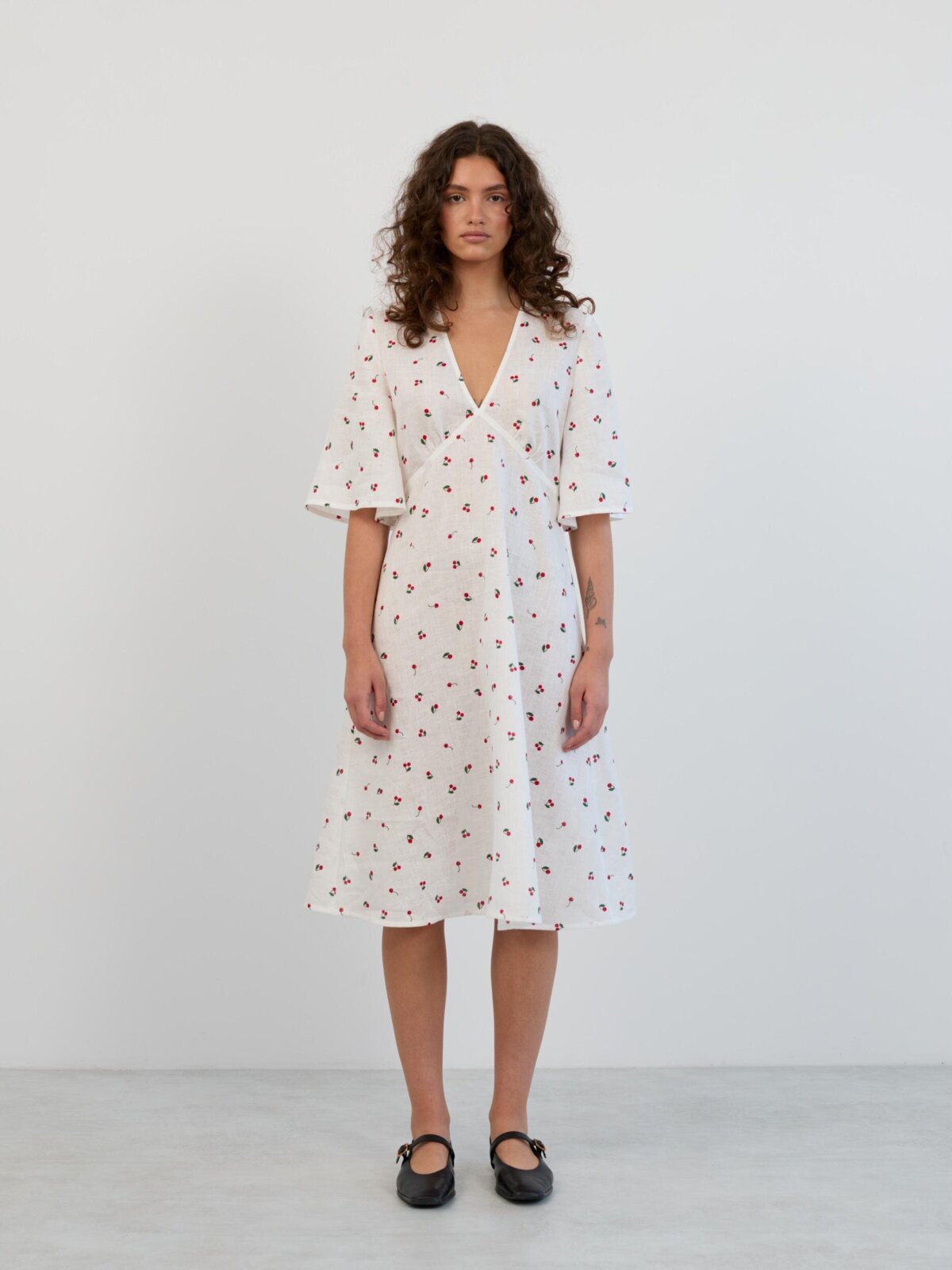 VIVIEN kellohihainen pellavamekko Kirsikkakuosi — edestä — kokovartalokuva