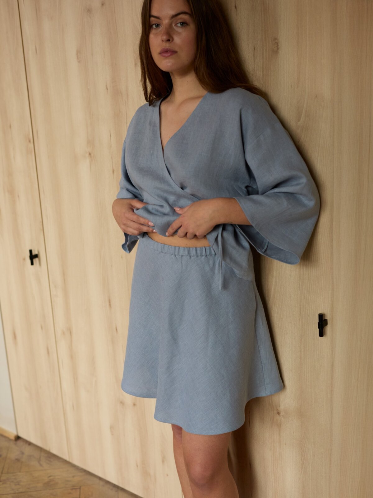 CELESTE lyhyt pellavahame Vaaleansininen — sivulta — joustovyötärö