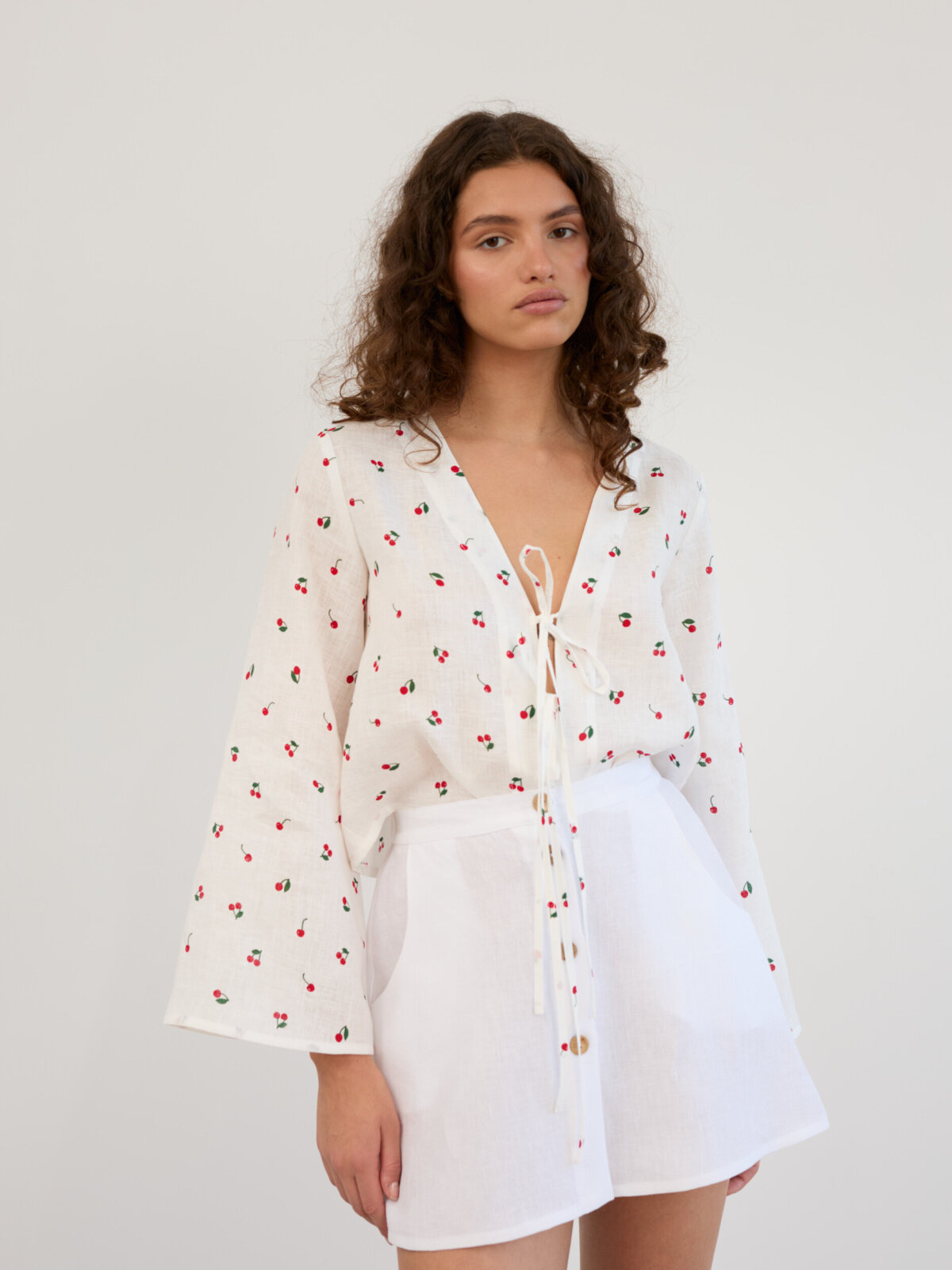 AMINA lyhyt pellavahame valkoisena sivulta — levenevä helma ja korkea vyötärö