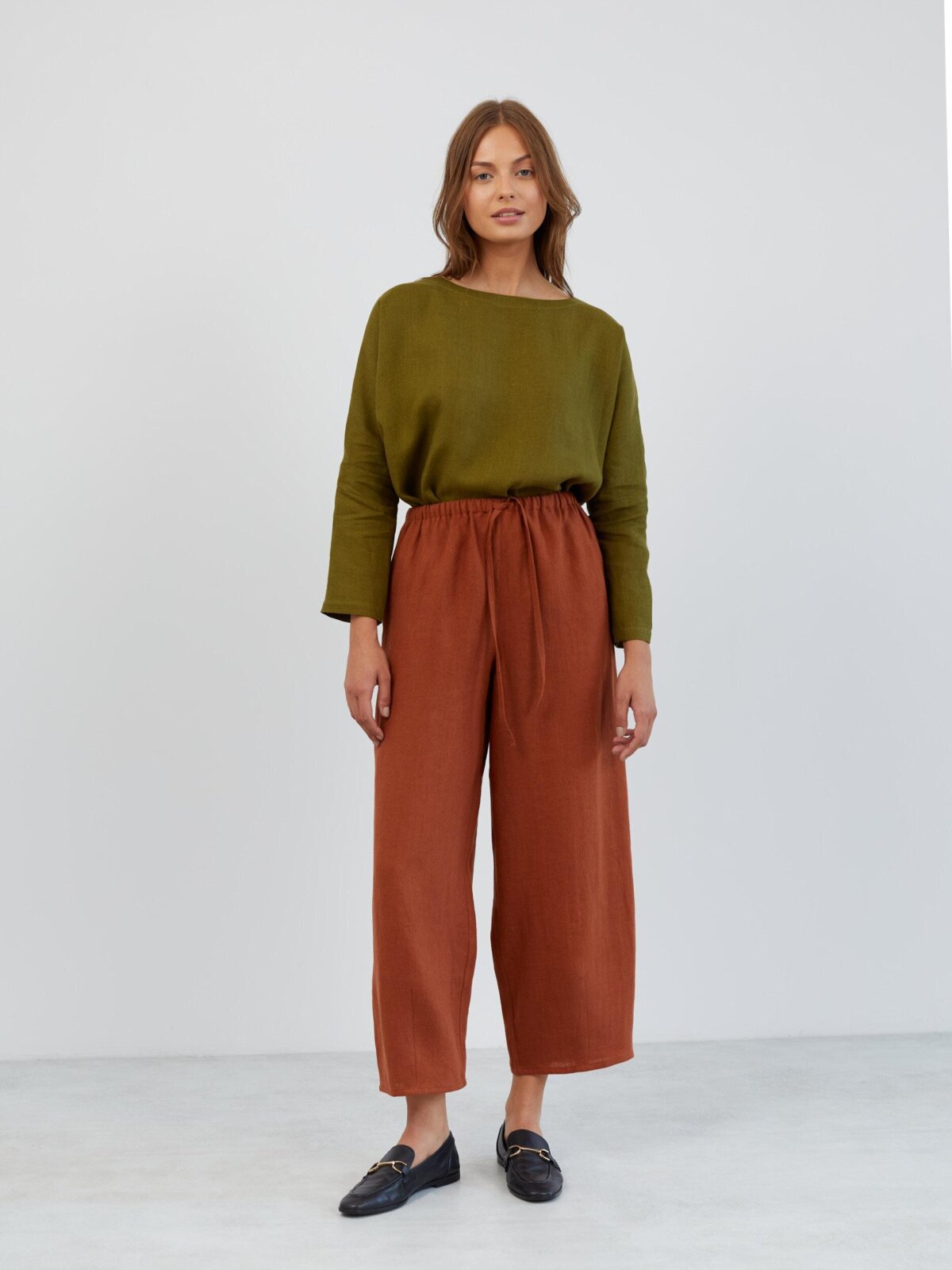 DUKE leveälahkeiset pellavahousut Ruoste — yksityiskohta