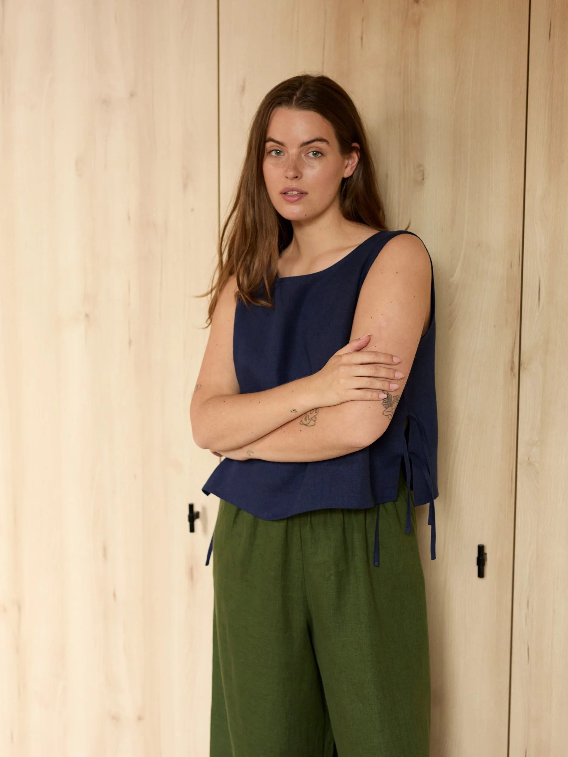 Image 4 of PEARL high-waisted wide-leg linen pants in Navy Blue, featuring an elastic waistband, from Love and Confuse.