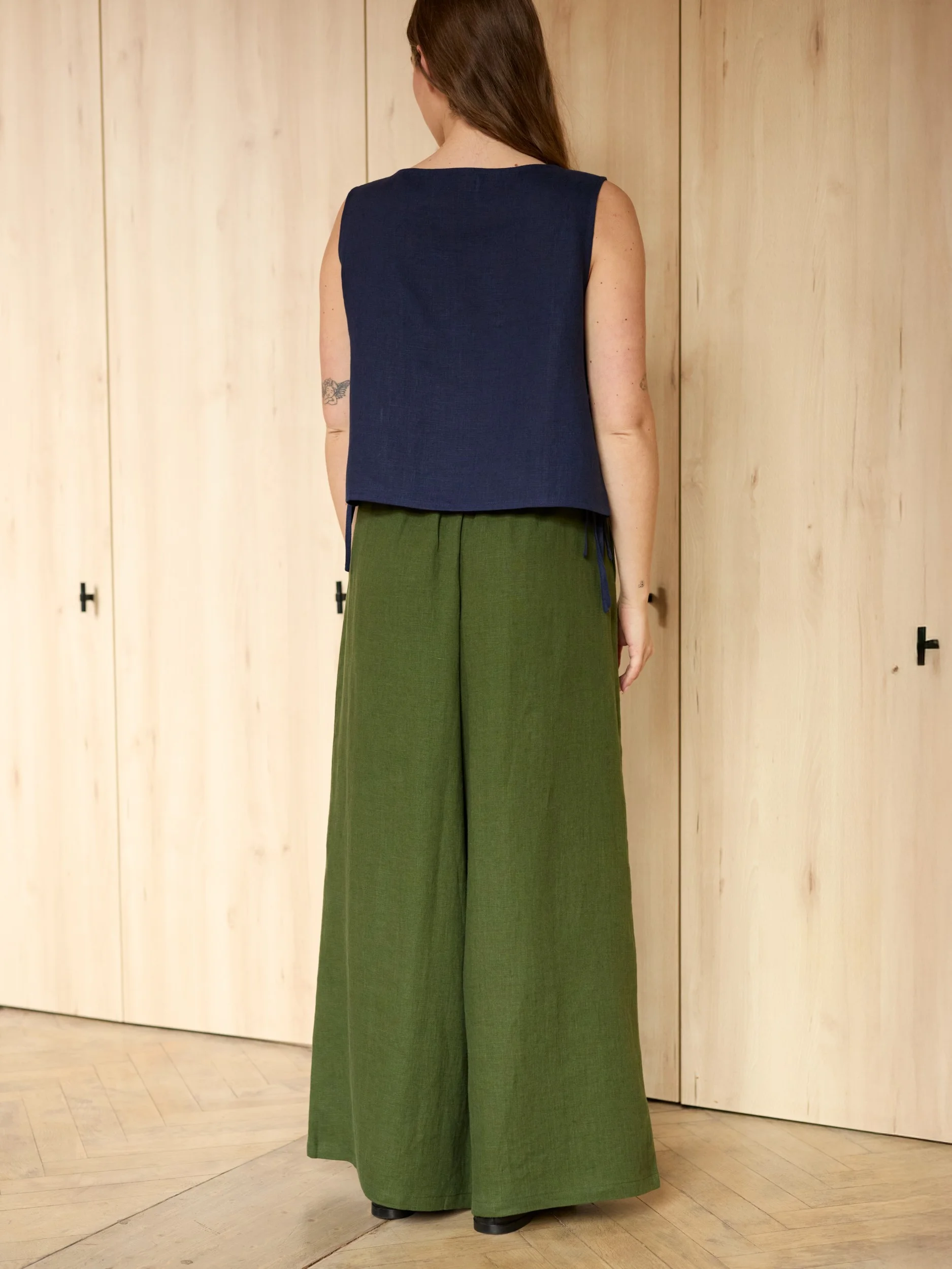 Image 6 of PEARL high-waisted wide-leg linen pants in Navy Blue, featuring an elastic waistband, from Love and Confuse.