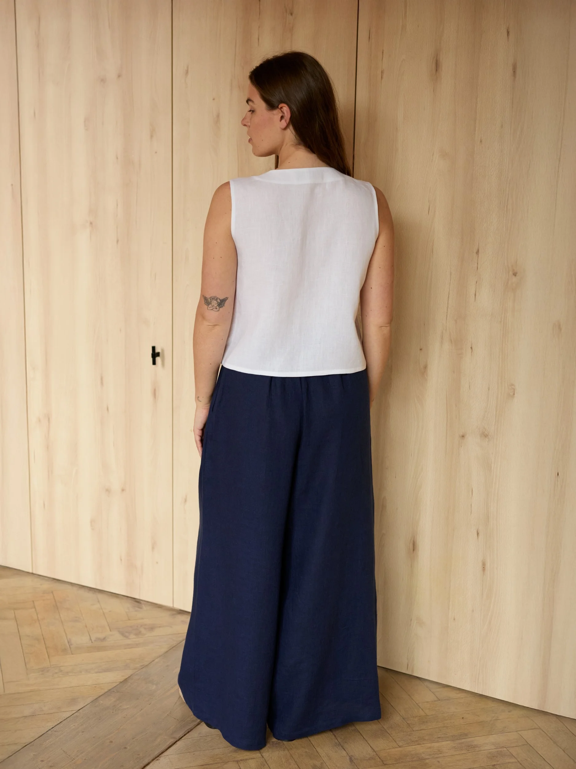 Image 4 of PEARL high-waisted wide-leg linen pants in Navy Blue, featuring an elastic waistband, from Love and Confuse.