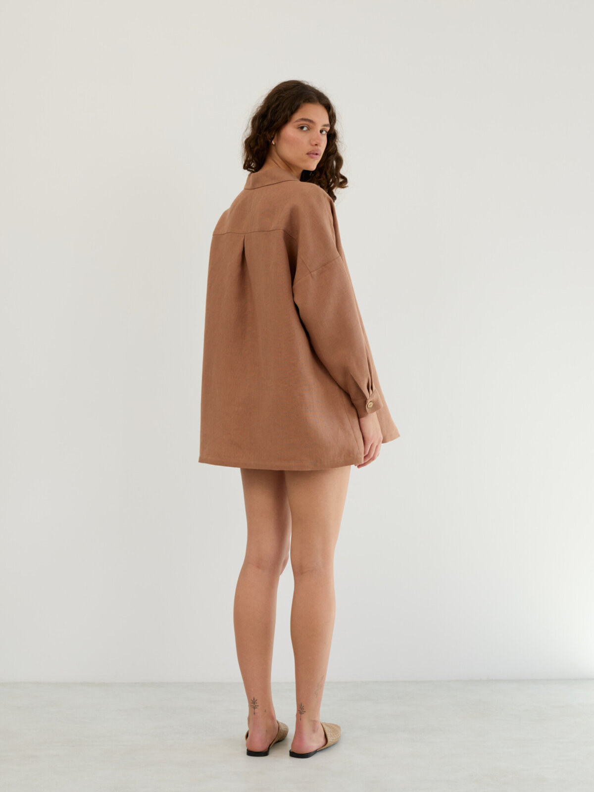 MYLA pitkähihainen pellavapaita Ruskea — takaa