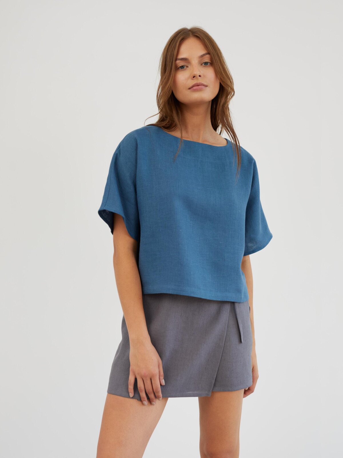 BEE lyhythihainen pellavapaita merisinisenä edestä — kimonohihat ja venepääntie