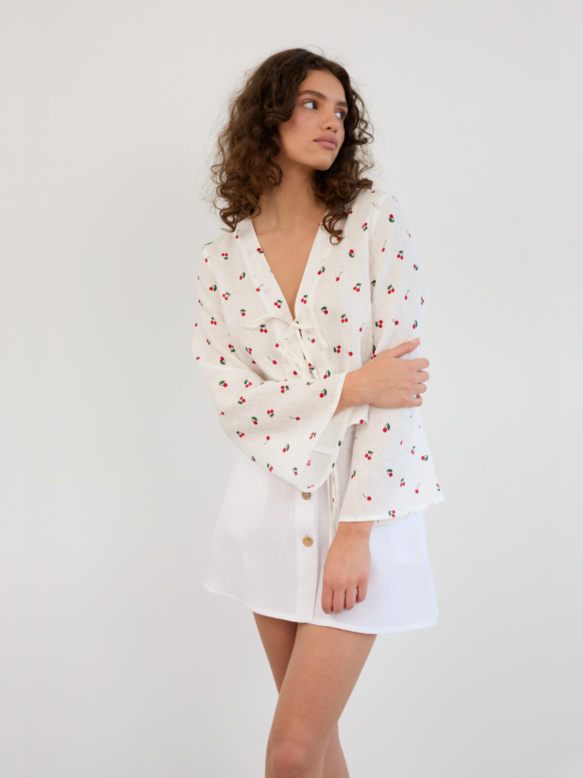 CASSIDY pellavapusero Kirsikkakuosi — kokovartalokuva