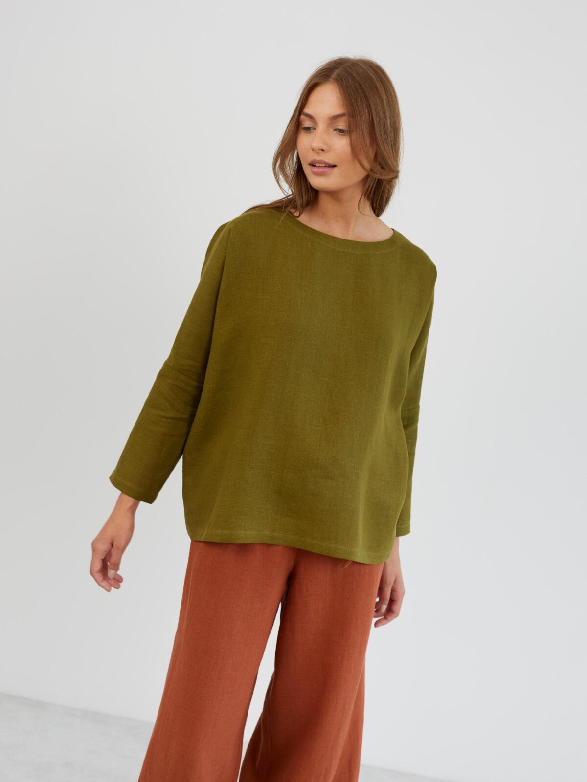 RUMI pellavapusero Tummanvihreä — takaa