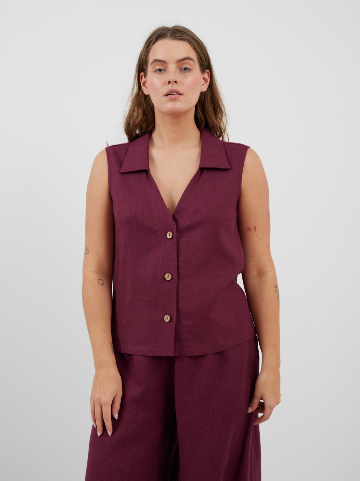 Bild 3 von LUCY Leinenweste mit Kragen in Aubergine von Love and Confuse