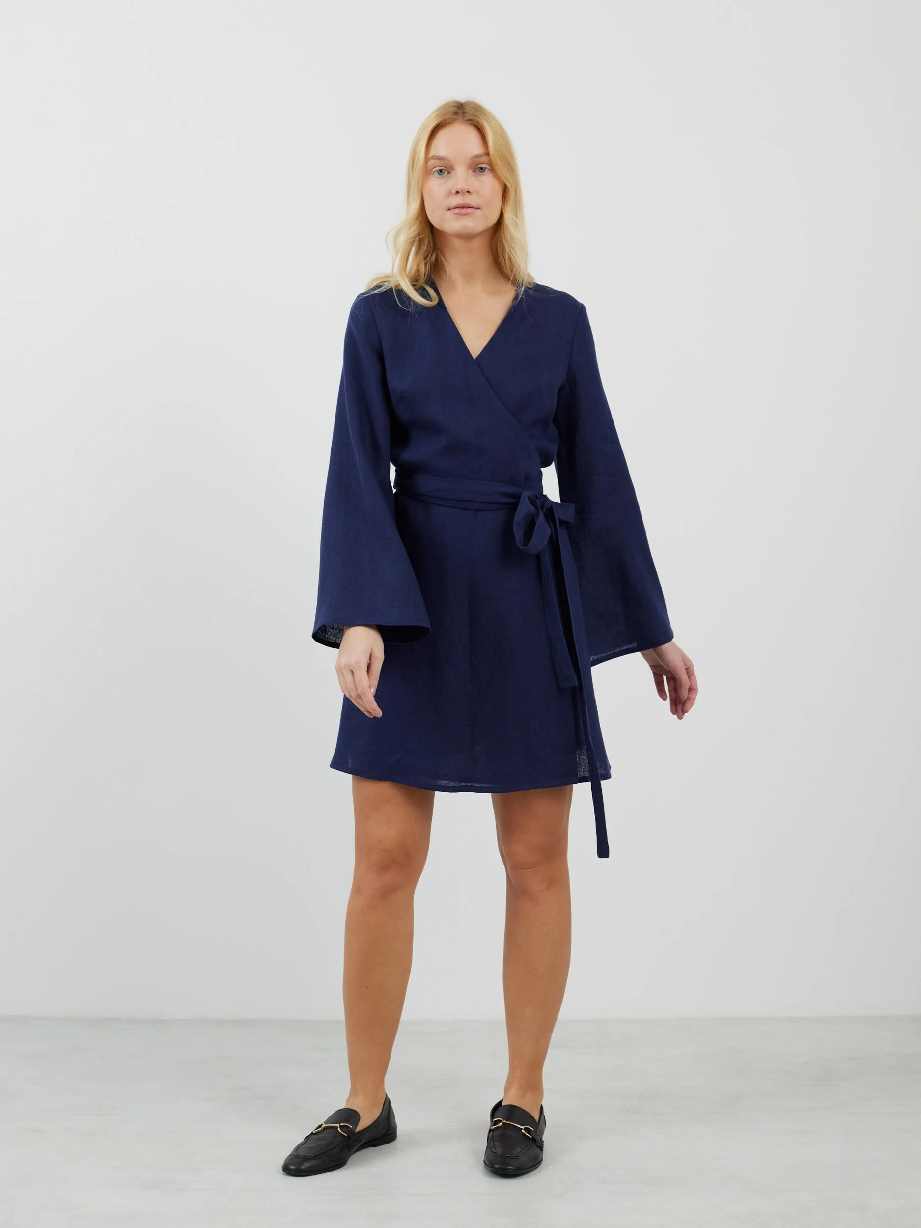 Bild 2 von LYDIA Langarm Wickelkleid aus Leinen in Marineblau von Love and Confuse