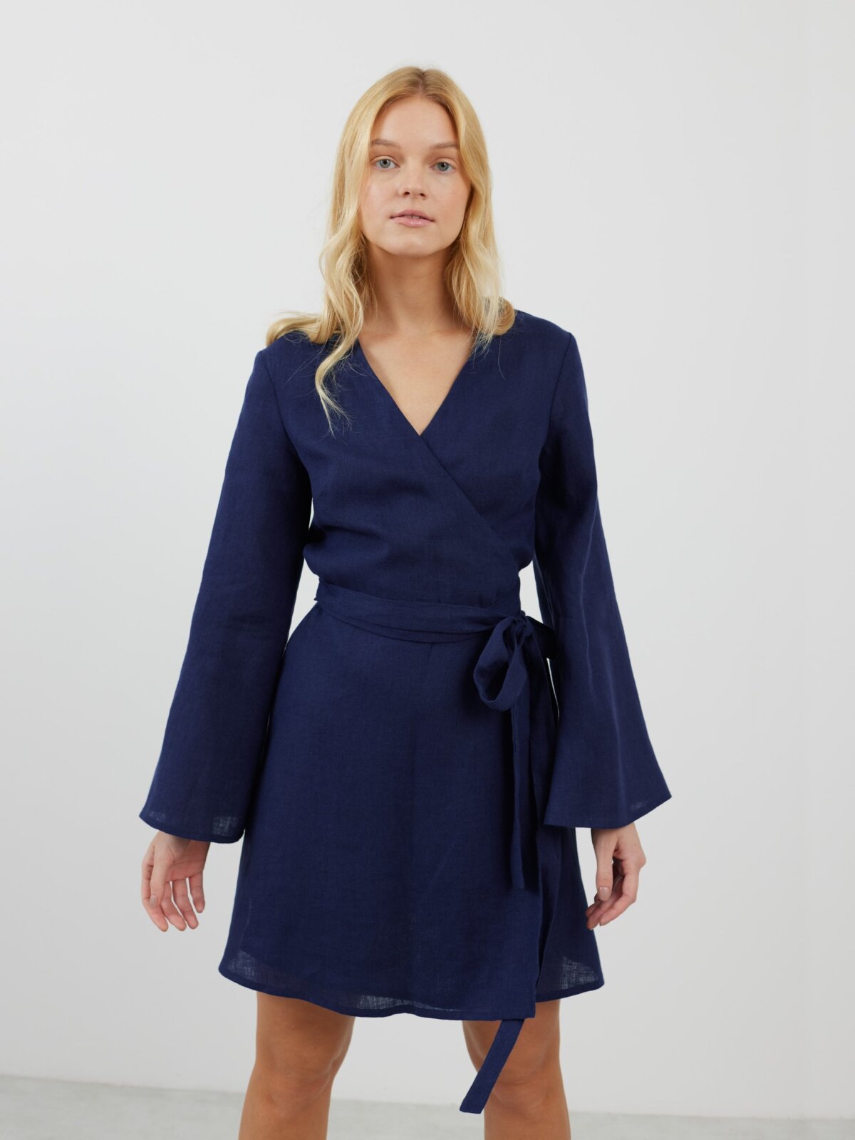 Bild 3 von LYDIA Langarm Wickelkleid aus Leinen in Marineblau von Love and Confuse