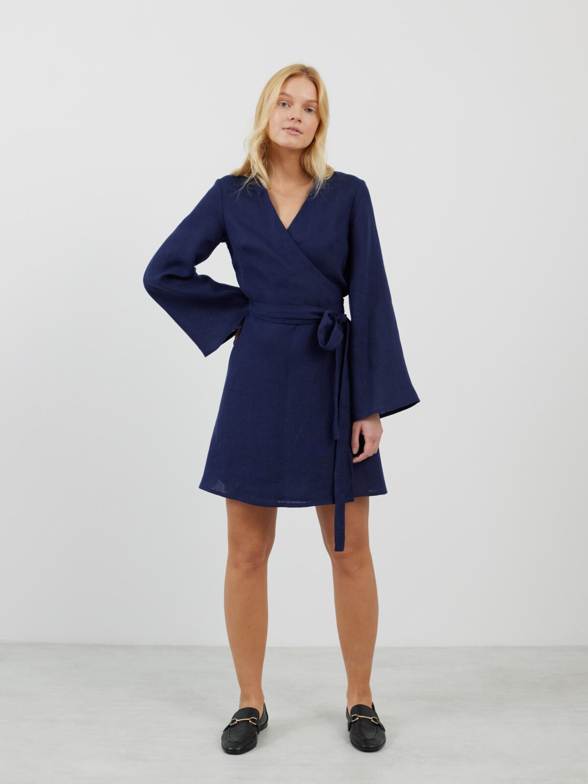 Bild 4 von LYDIA Langarm Wickelkleid aus Leinen in Marineblau von Love and Confuse