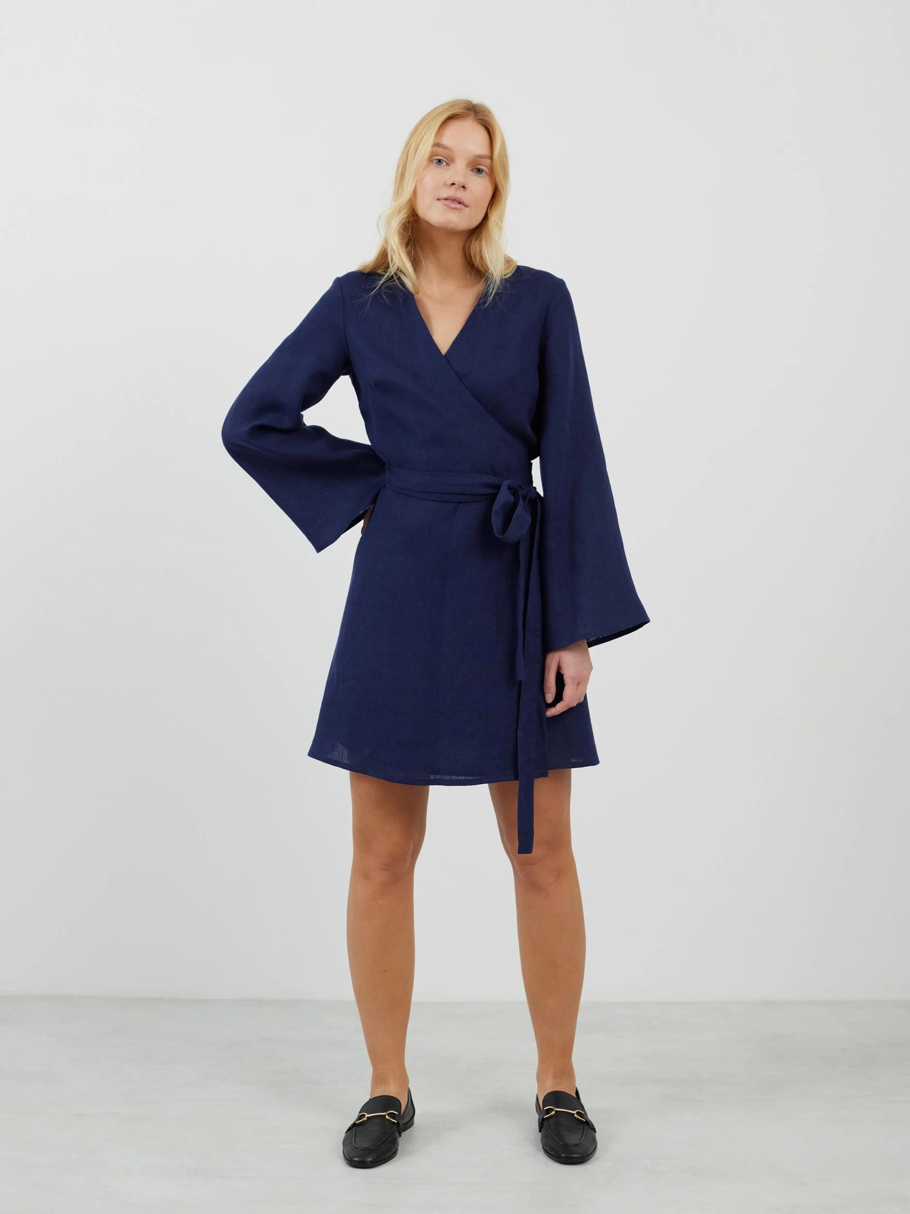 Bild 4 von LYDIA Langarm Wickelkleid aus Leinen in Marineblau von Love and Confuse