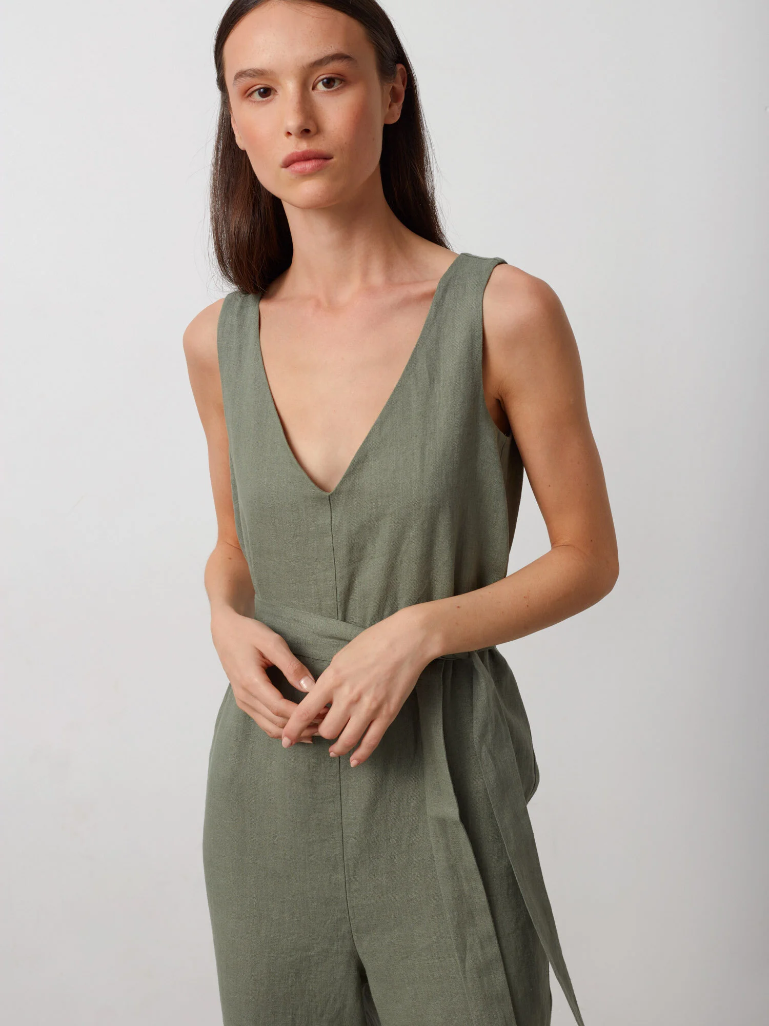 Bild 1 von MADELINE Ärmelloser Leinen Jumpsuit in von Love and Confuse