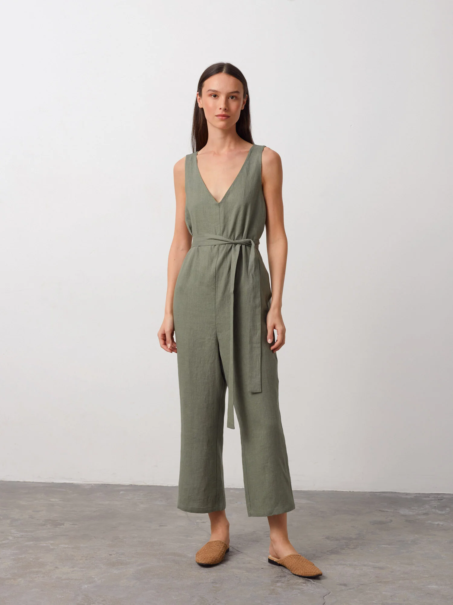 Bild 2 von MADELINE Ärmelloser Leinen Jumpsuit in von Love and Confuse