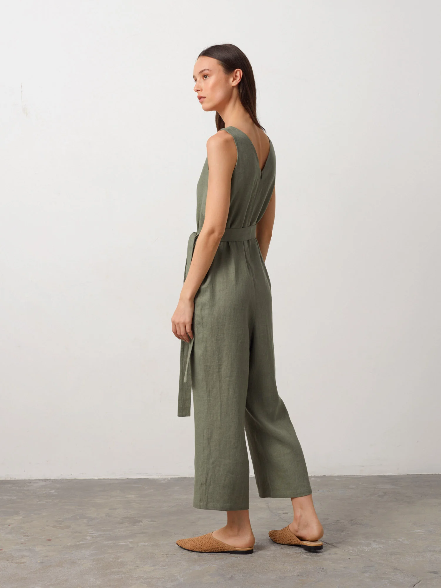 Bild 6 von MADELINE Ärmelloser Leinen Jumpsuit in von Love and Confuse