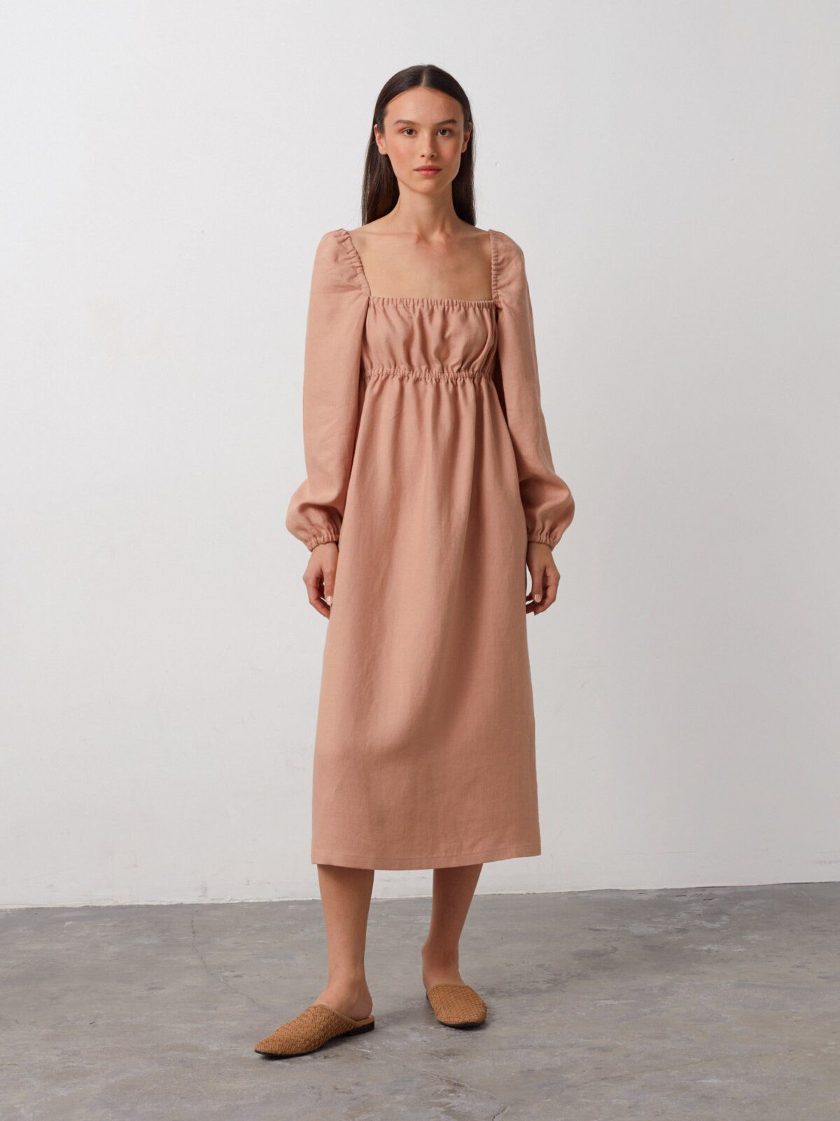 MARGOT pallohihainen pellavamekko Kameli — kokovartalokuva