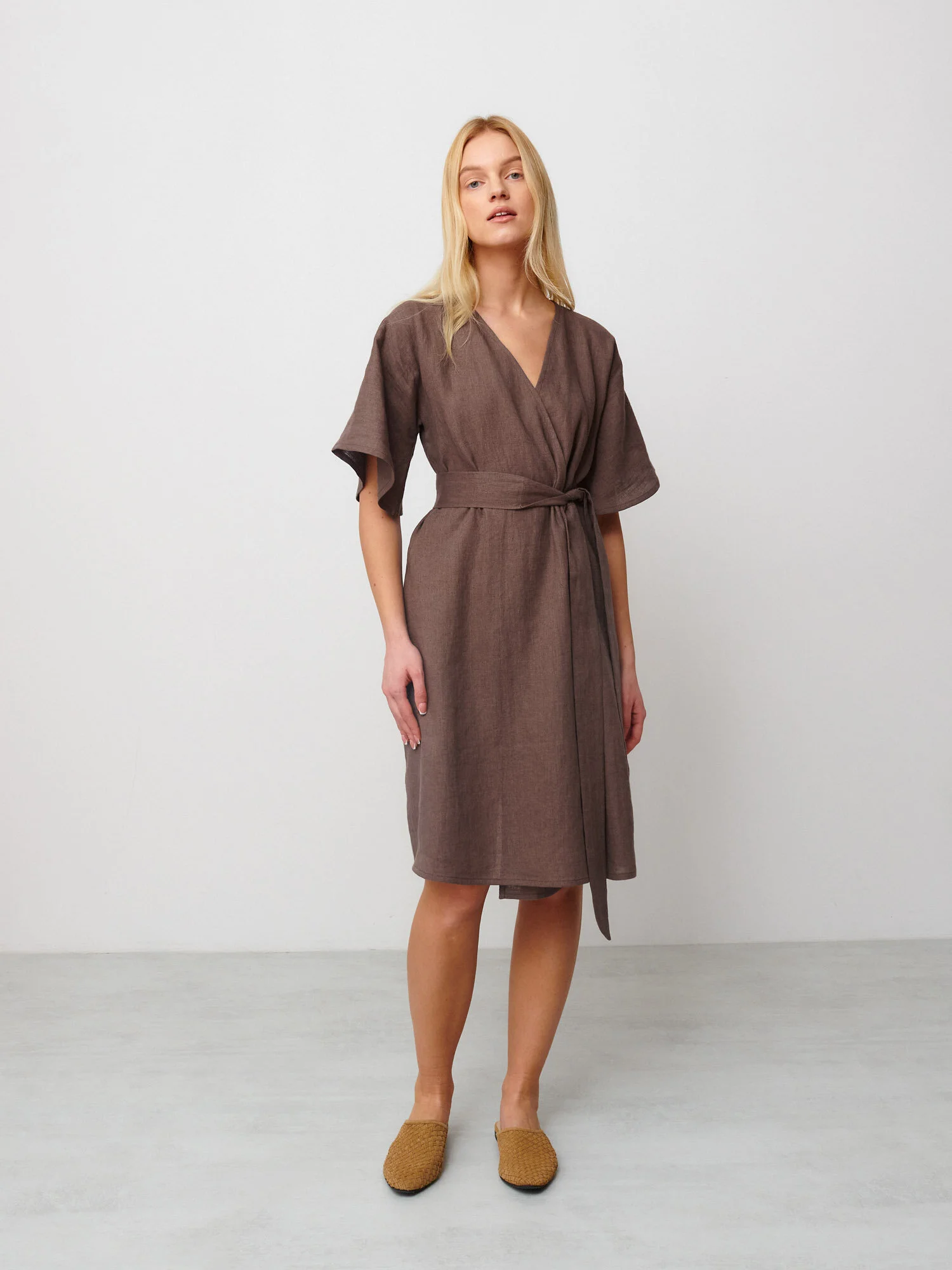 Bild 4 von MARY Leinen Wickelkleid in Cocoa, you can also choose other colors above von Love and Confuse