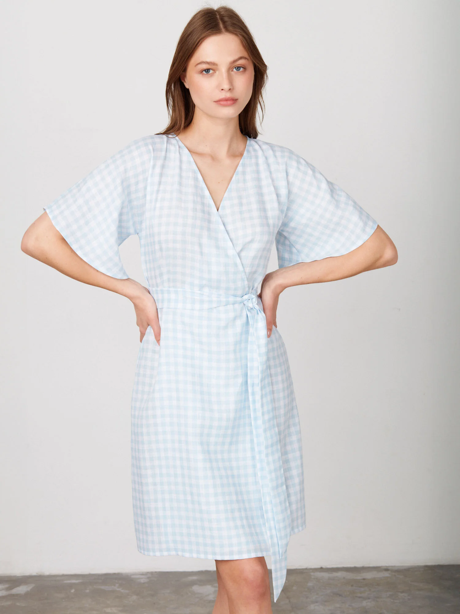 Bild 2 von MARY Leinen Wickelkleid in von Love and Confuse