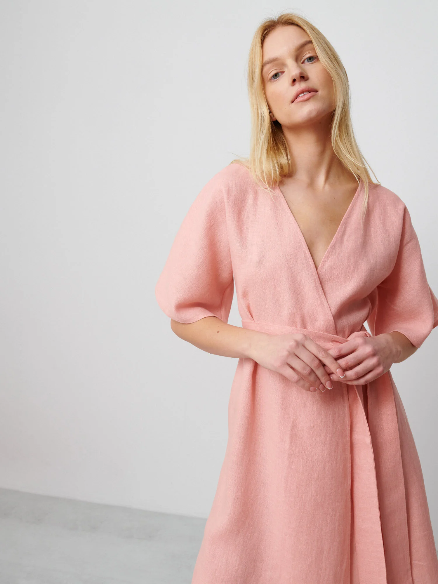 Bild 2 von MARY Leinen Wickelkleid in von Love and Confuse