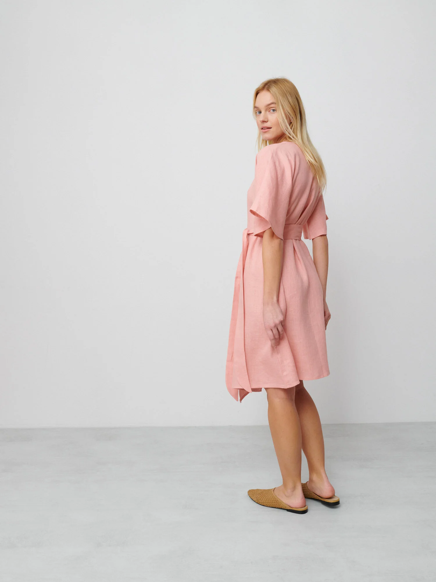 Bild 4 von MARY Leinen Wickelkleid in von Love and Confuse