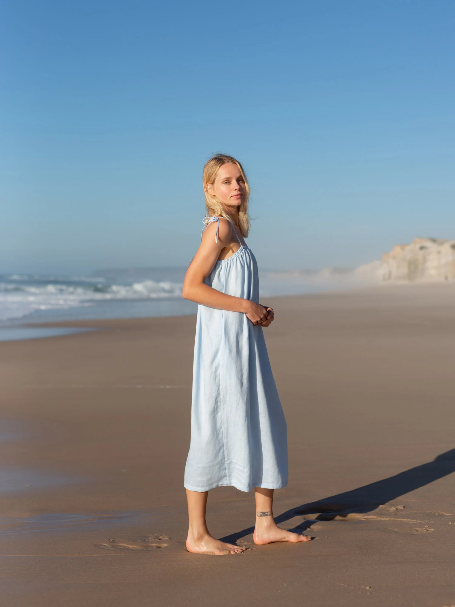 Bild 3 von MINT Leinenkleid mit Bindeträgern in Baby Blue, you can also choose other colors above von Love and Confuse