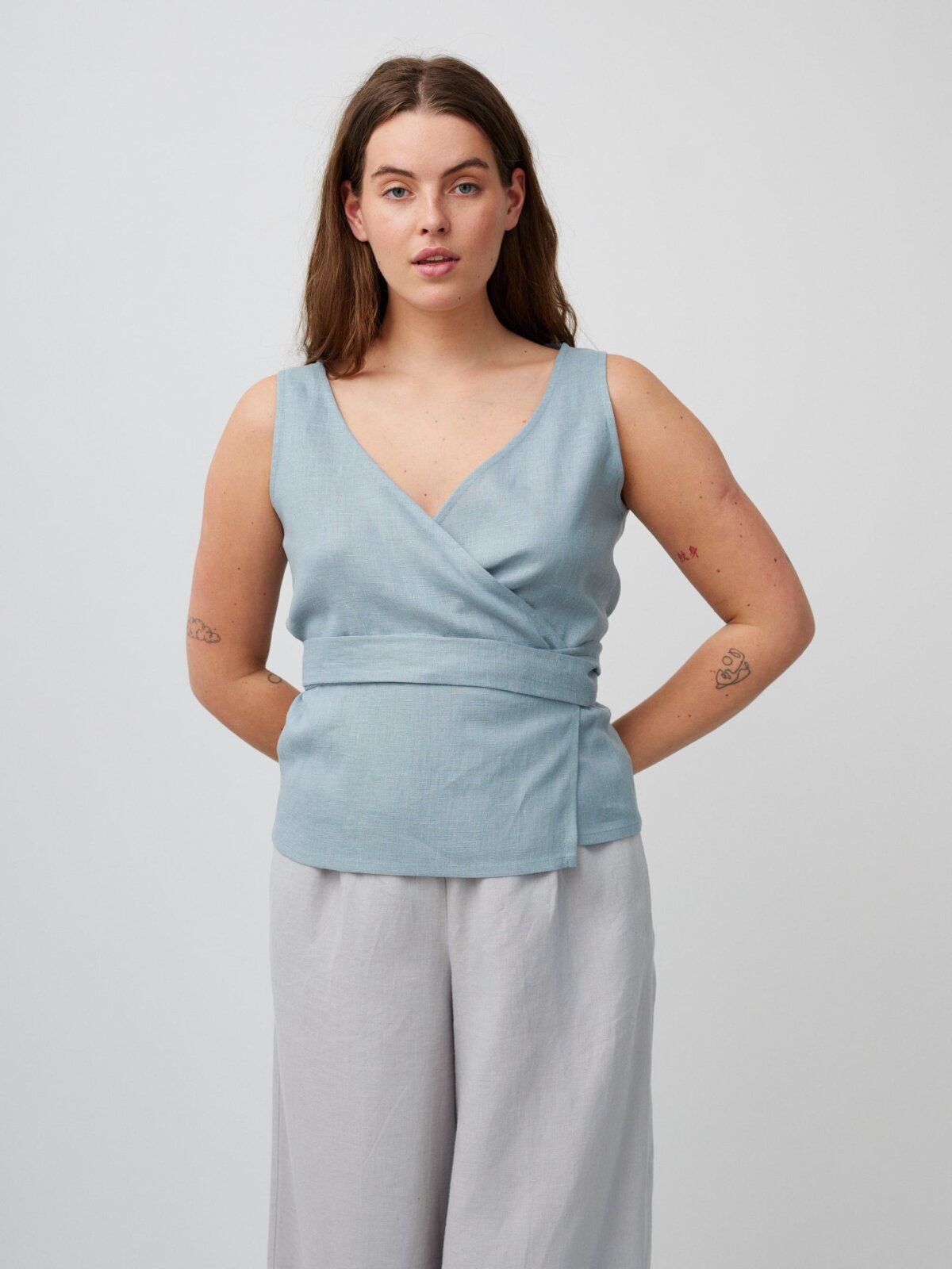 Bild 4 von PEARL - Weit geschnittene Leinenhose in Wolkengrau von Love and Confuse