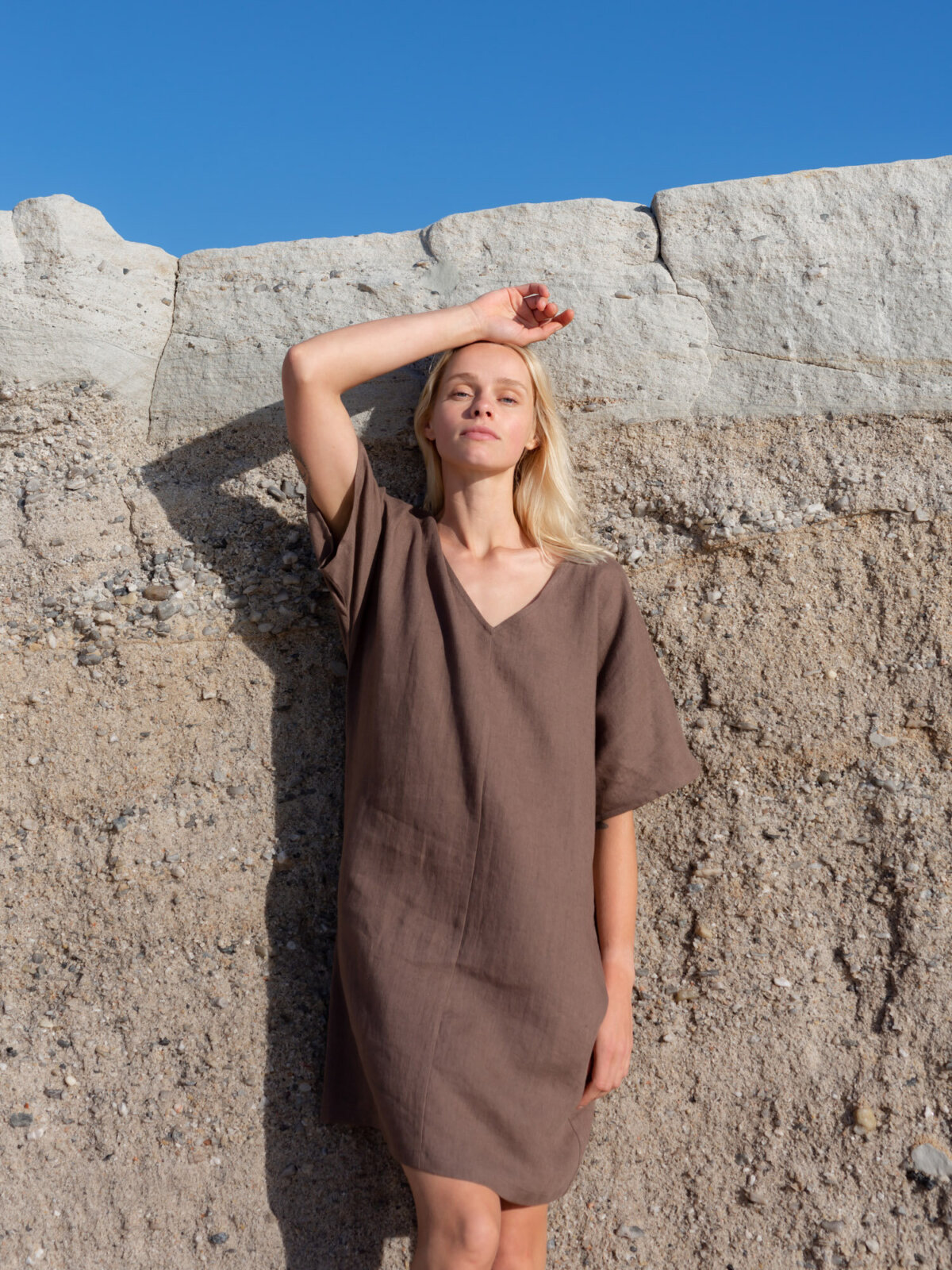 PEONY V-aukkoinen pellavamekko Suklaanruskea — takaa
