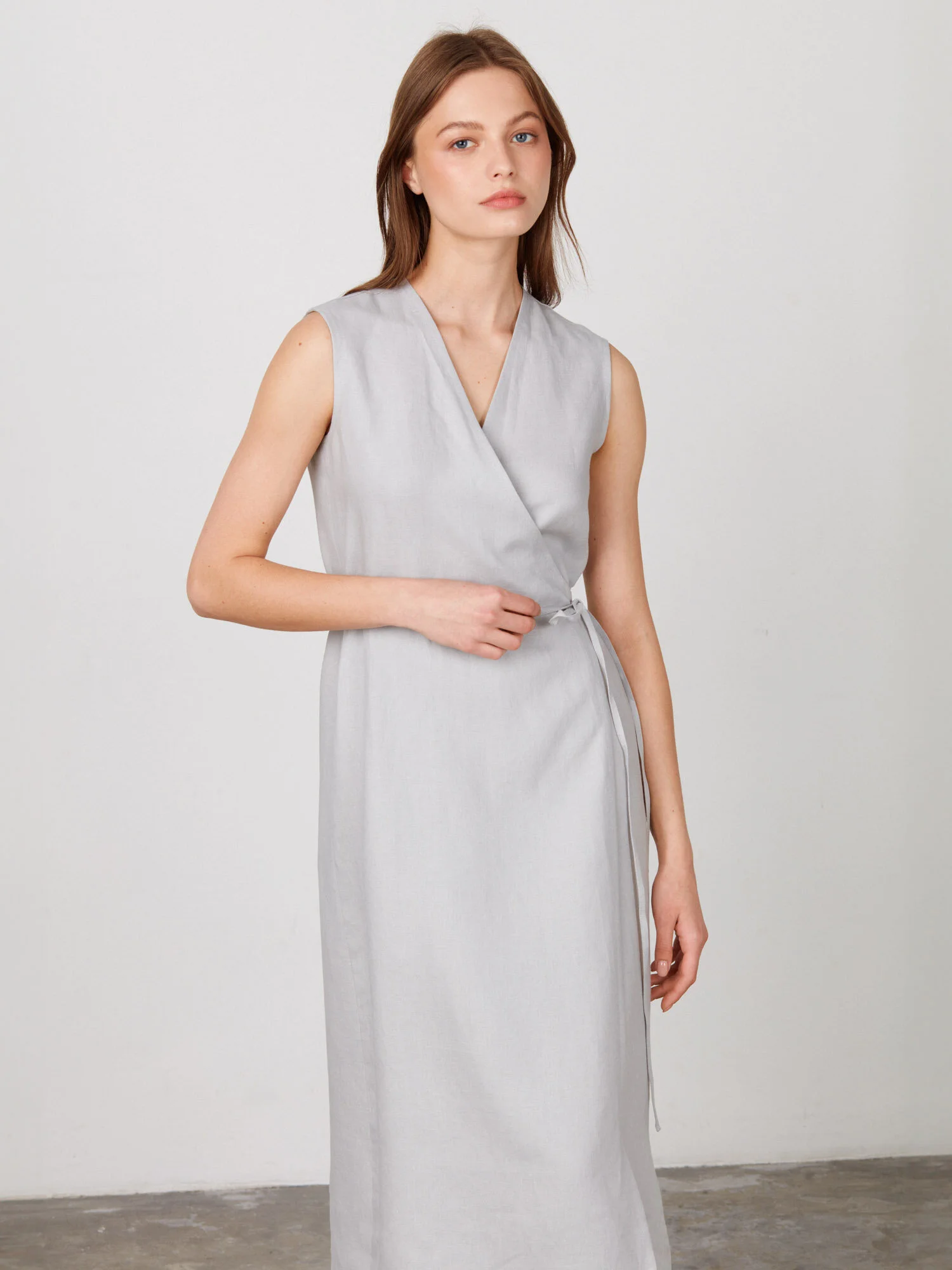 Bild 1 von PIA Leinen Midi Wickelkleid in Cloudy Grey, you can also choose other colors above von Love and Confuse