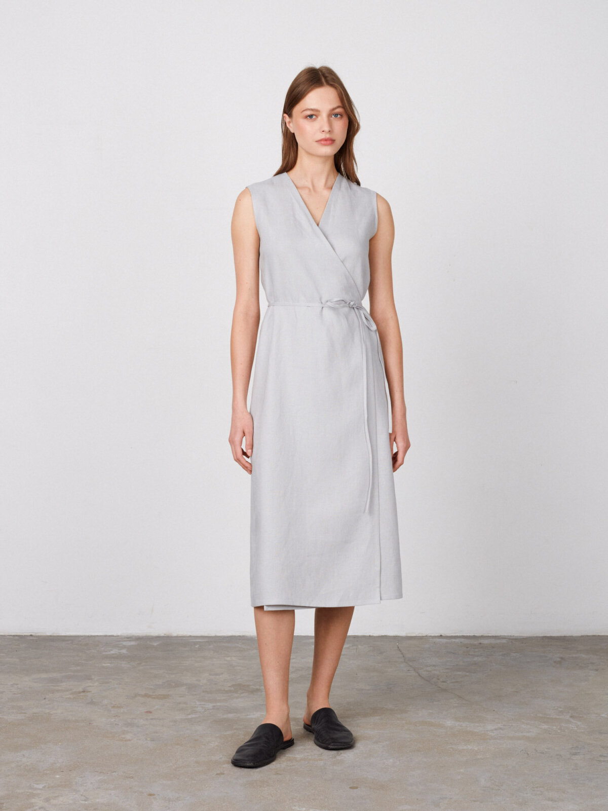 PIA V-aukkoinen pellavamekko Helmenharmaa — kokovartalokuva