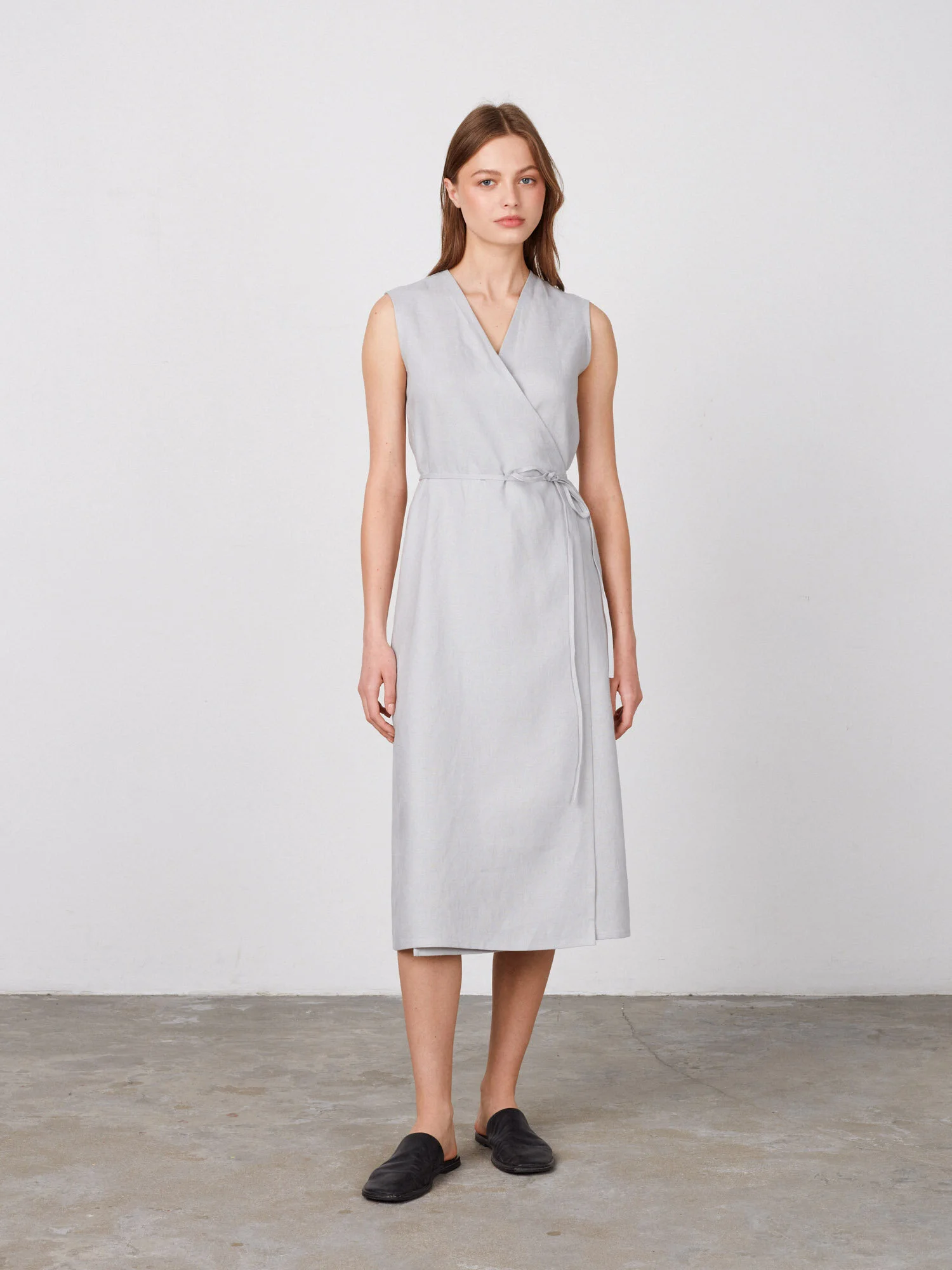 Bild 2 von PIA Leinen Midi Wickelkleid in Cloudy Grey, you can also choose other colors above von Love and Confuse