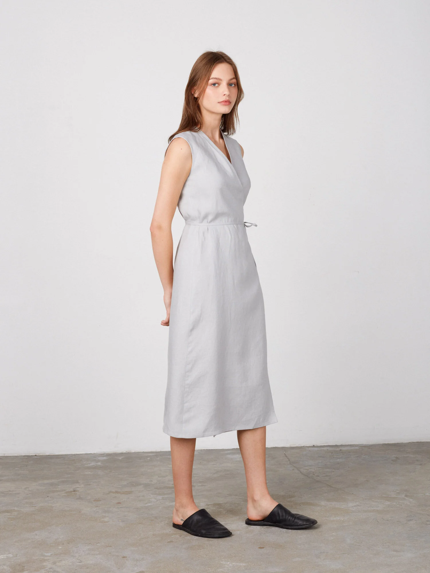 Bild 3 von PIA Leinen Midi Wickelkleid in Cloudy Grey, you can also choose other colors above von Love and Confuse