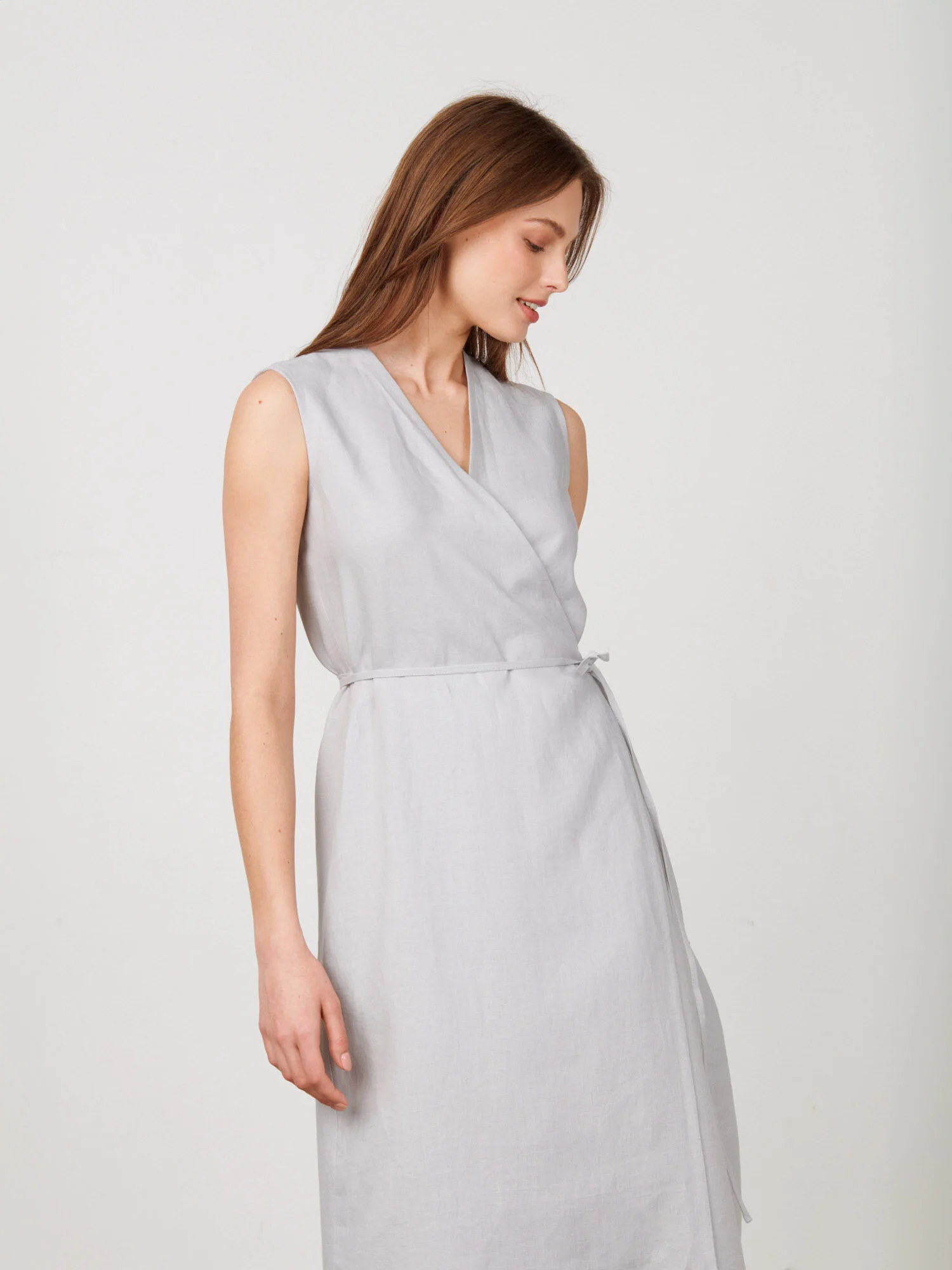 Bild 4 von PIA Leinen Midi Wickelkleid in Cloudy Grey, you can also choose other colors above von Love and Confuse