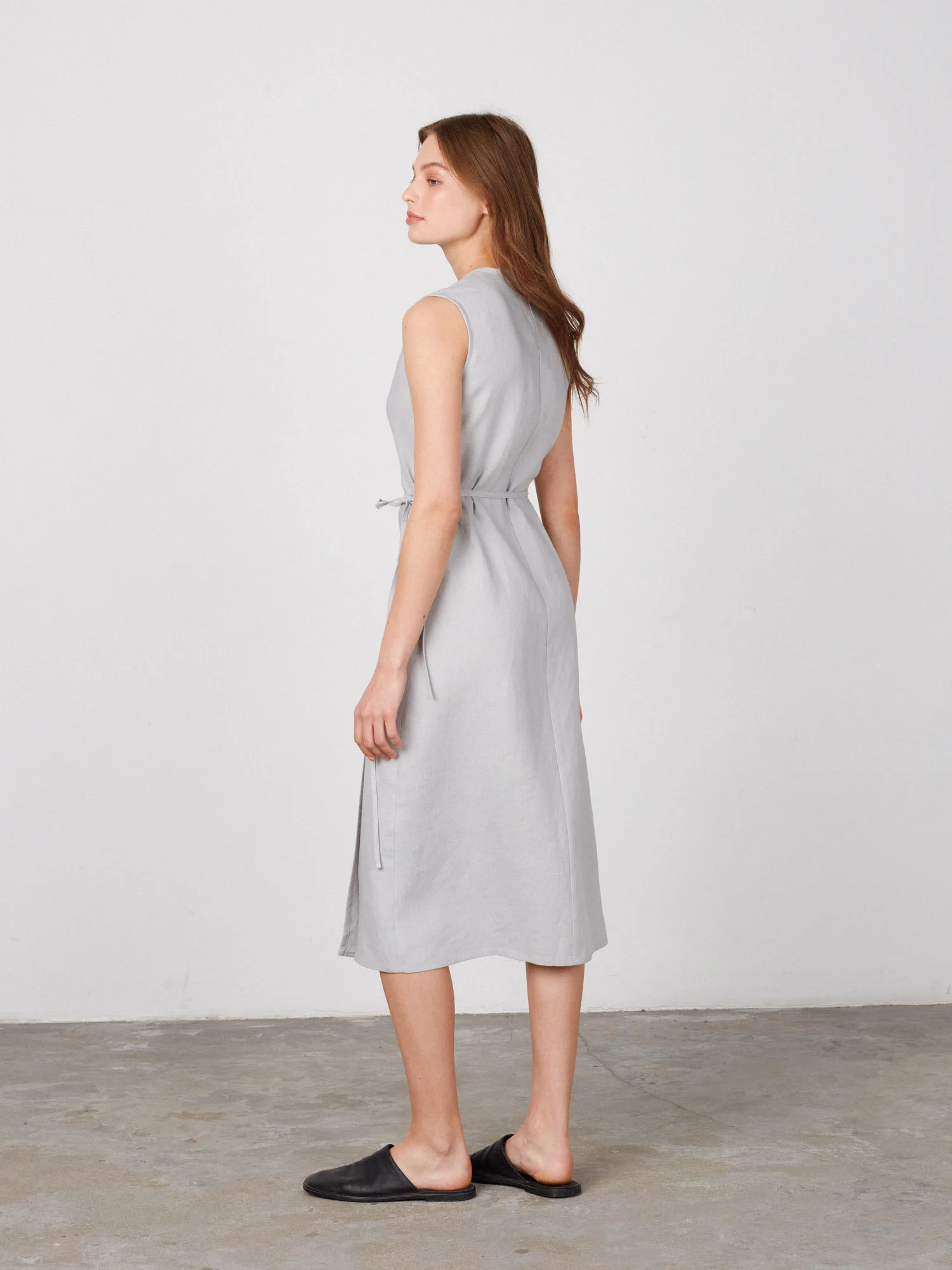 Bild 5 von PIA Leinen Midi Wickelkleid in Cloudy Grey, you can also choose other colors above von Love and Confuse